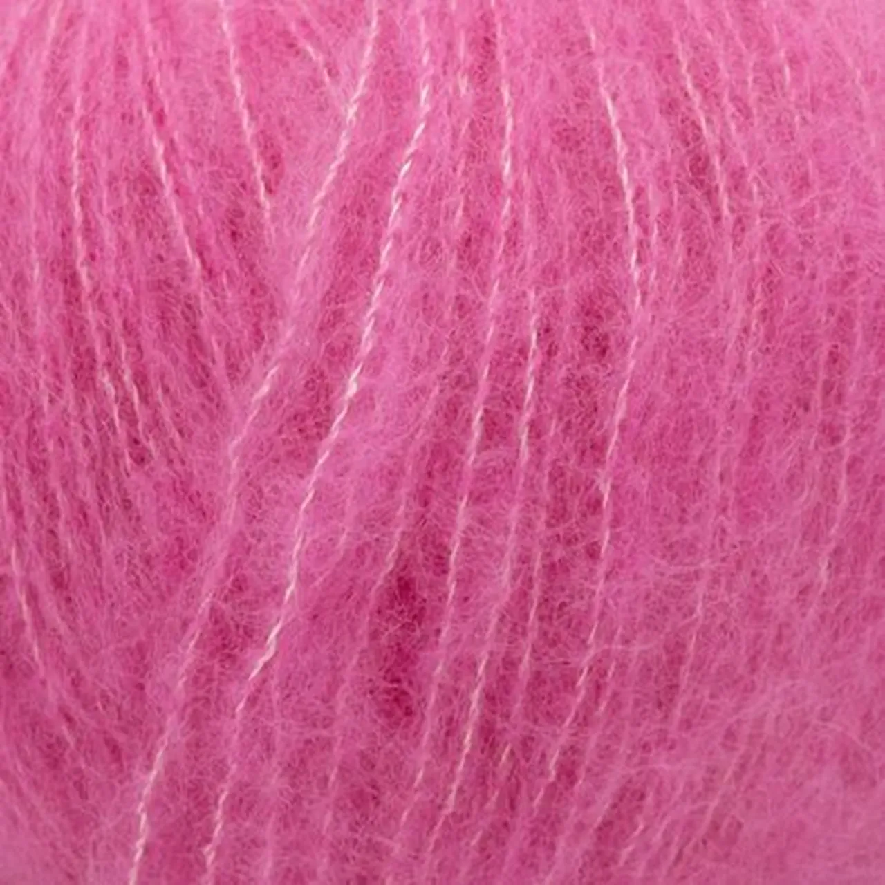 Cashsilk Light 3204 Bubblegum von Laines Du Nord. Edelste Naturfasern Kaschmir Merino und Seide vereint zu einem besonders weichen und leichten Luxusgarn - perfekt für exclusive Strickprojekte wie Schals Pullover oder elegante Accessoires.