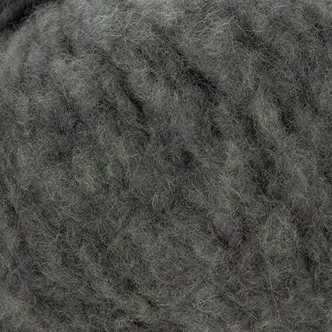 Piuma Cashmere 12 Schiefer von Laines Du Nord. Eine exklusive Komposition aus feinstem Kaschmir und 16-Mikron-Merinowolle die für außergewöhnliche Weichheit und Leichtigkeit steht.