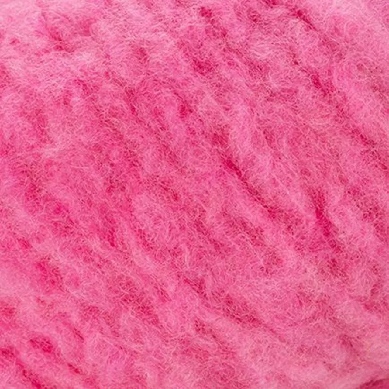 Piuma Cashmere 14 Pink von Laines Du Nord. Eine exklusive Komposition aus feinstem Kaschmir und 16-Mikron-Merinowolle die für außergewöhnliche Weichheit und Leichtigkeit steht.