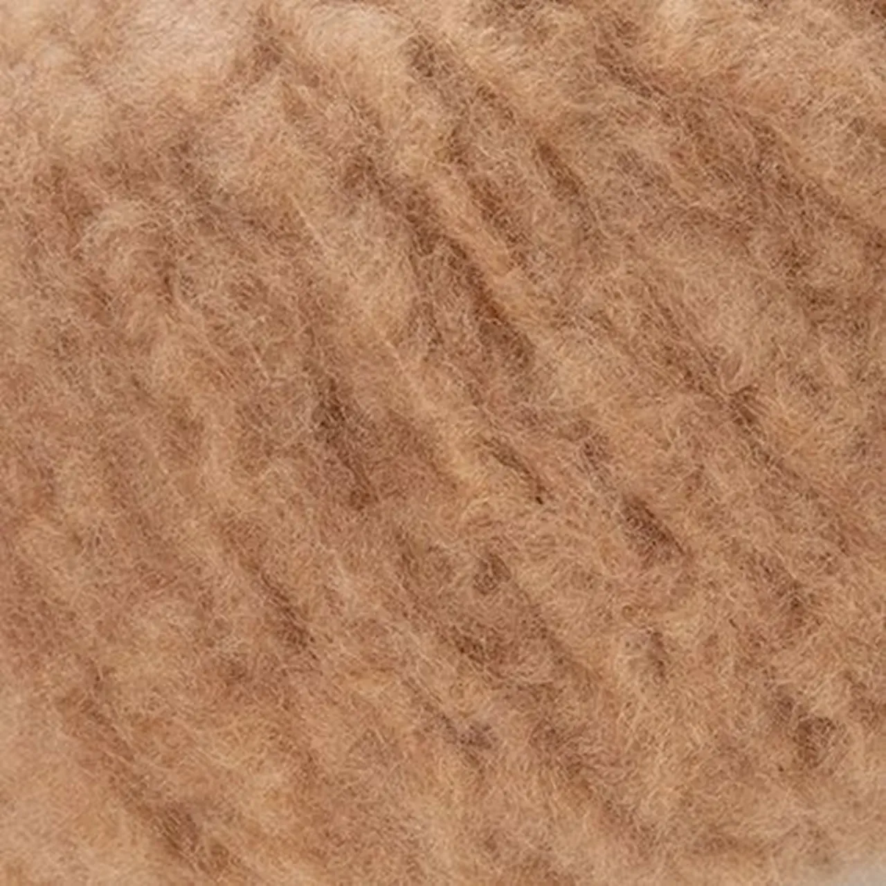 Piuma Cashmere 8 Rost von Laines Du Nord. Eine exklusive Komposition aus feinstem Kaschmir und 16-Mikron-Merinowolle die für außergewöhnliche Weichheit und Leichtigkeit steht.