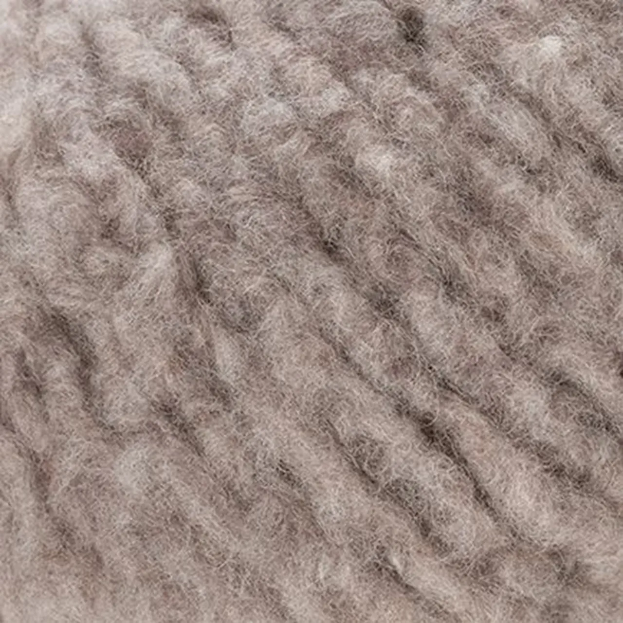 Piuma Cashmere M2 Beigebraun von Laines Du Nord. Eine exklusive Komposition aus feinstem Kaschmir und 16-Mikron-Merinowolle die für außergewöhnliche Weichheit und Leichtigkeit steht.
