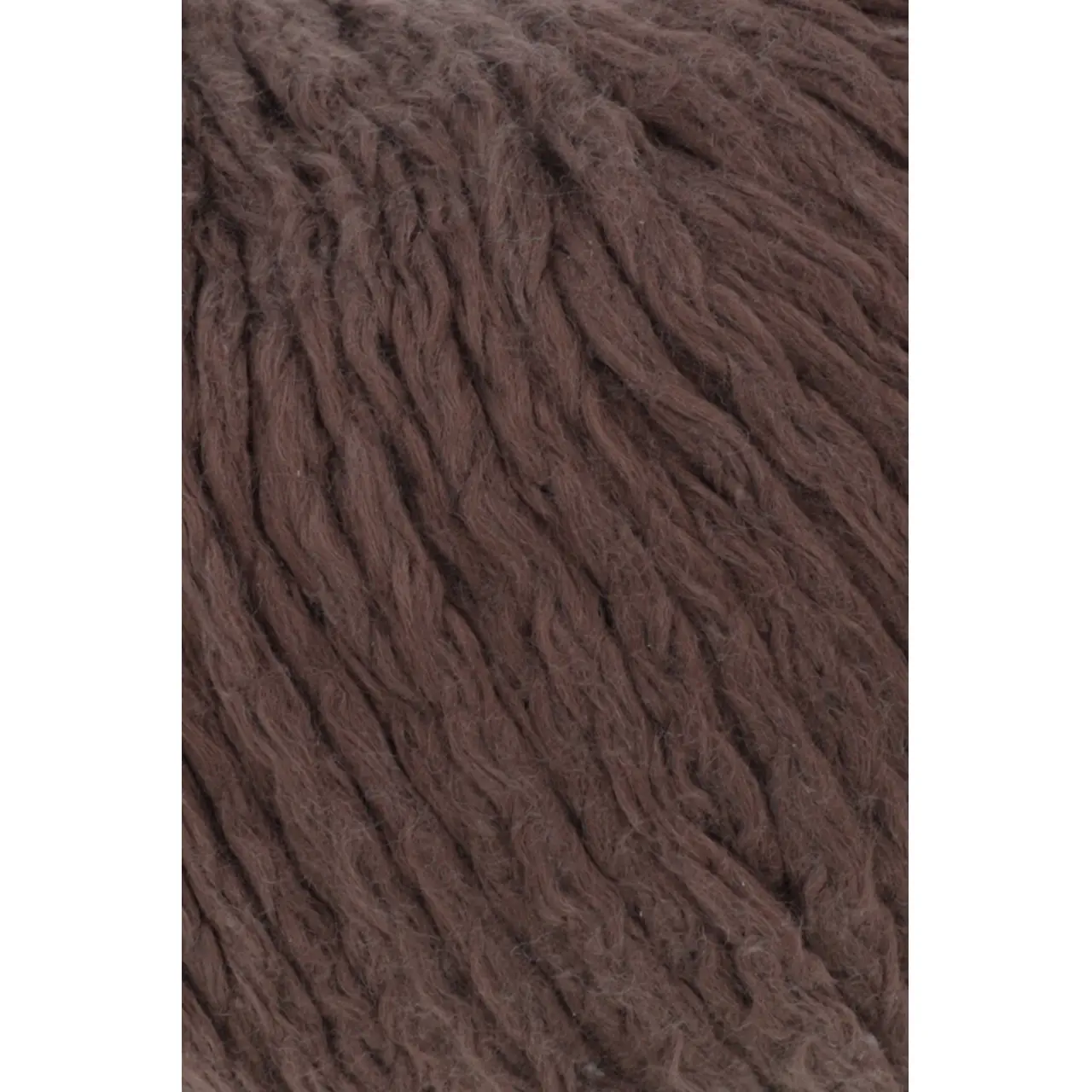 Amira 87 Nelkenbraun von Lang Yarns. Amira ist ein Maschengarn mit einem tollen Volumen und einer unglaublichen Leichtigkeit. Diese Eigenschaften machen sie zu einem super Ganzjahresgarn.