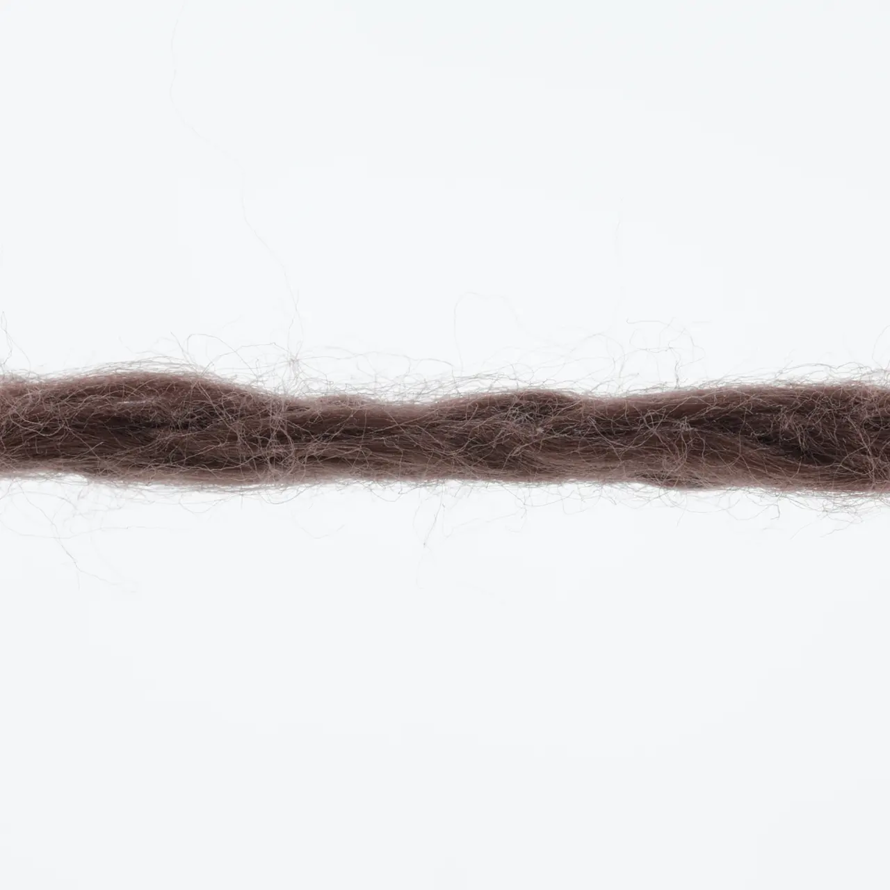 Amira 87 Nelkenbraun von Lang Yarns. Amira ist ein Maschengarn mit einem tollen Volumen und einer unglaublichen Leichtigkeit. Diese Eigenschaften machen sie zu einem super Ganzjahresgarn.
