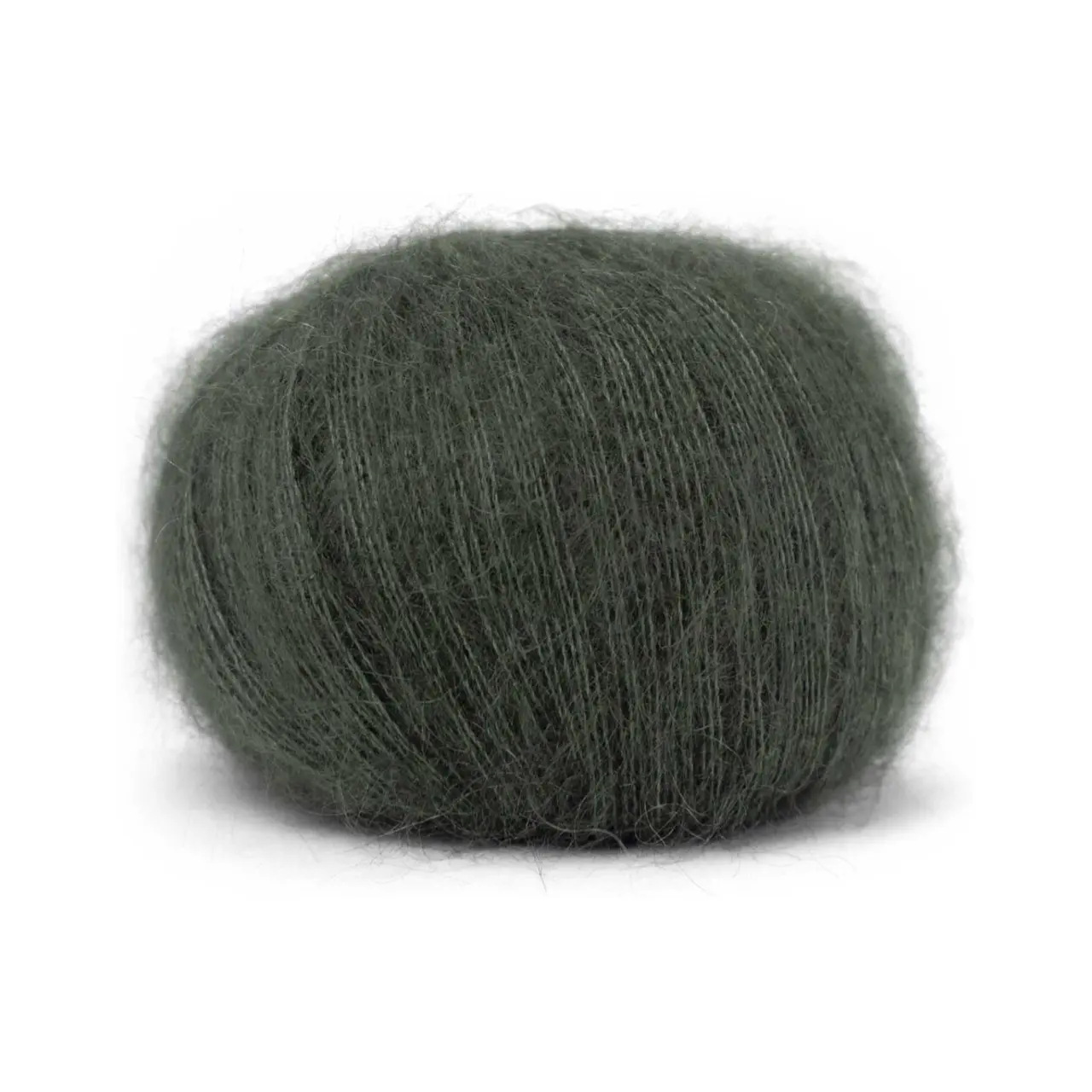 Mohair Bliss 804 Olive von Pascuali. Entdecke die Eleganz und Leichtigkeit von Mohair Bliss – unseres hochwertigen Garns das aus einem edlen Mix von 60% Super Kid Mohair und 40% Maulbeerseide besteht. Mohair Bliss entfaltet seine Schönheit sowohl beim einfachen mehrfachen als auch als Beilauffaden um sinnliche federleichte und luftige Projekte zu gestalten.