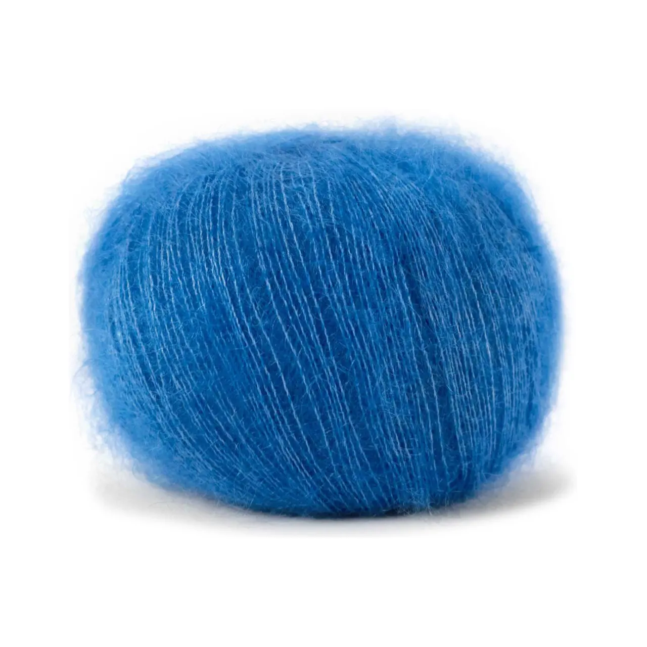 Mohair Bliss 810 Azure von Pascuali. Entdecke die Eleganz und Leichtigkeit von Mohair Bliss – unseres hochwertigen Garns das aus einem edlen Mix von 60% Super Kid Mohair und 40% Maulbeerseide besteht. Mohair Bliss entfaltet seine Schönheit sowohl beim einfachen mehrfachen als auch als Beilauffaden um sinnliche federleichte und luftige Projekte zu gestalten.