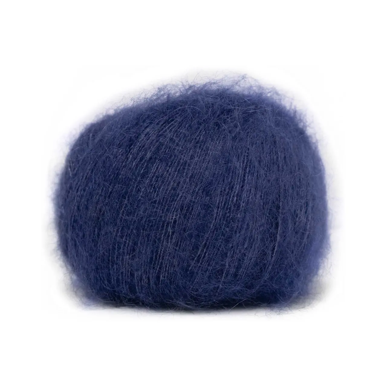 Mohair Bliss 811 Navy von Pascuali. Entdecke die Eleganz und Leichtigkeit von Mohair Bliss – unseres hochwertigen Garns das aus einem edlen Mix von 60% Super Kid Mohair und 40% Maulbeerseide besteht. Mohair Bliss entfaltet seine Schönheit sowohl beim einfachen mehrfachen als auch als Beilauffaden um sinnliche federleichte und luftige Projekte zu gestalten.