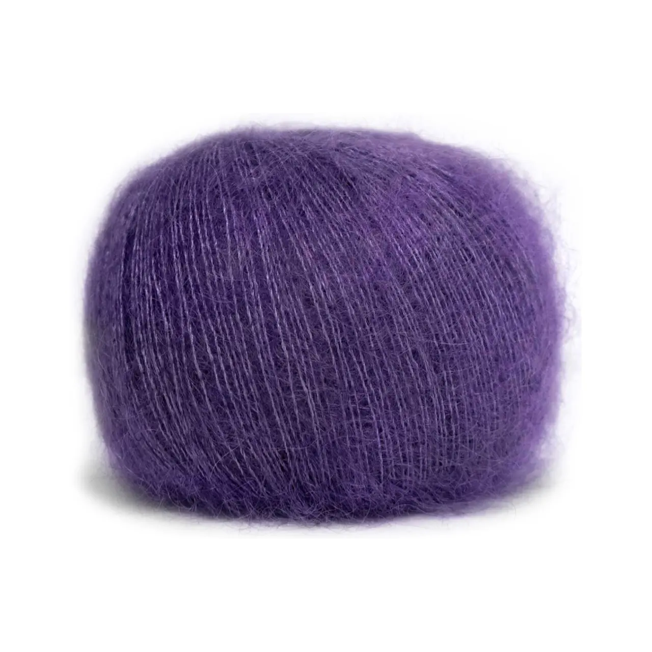 Mohair Bliss 813 Plum von Pascuali. Entdecke die Eleganz und Leichtigkeit von Mohair Bliss – unseres hochwertigen Garns das aus einem edlen Mix von 60% Super Kid Mohair und 40% Maulbeerseide besteht. Mohair Bliss entfaltet seine Schönheit sowohl beim einfachen mehrfachen als auch als Beilauffaden um sinnliche federleichte und luftige Projekte zu gestalten.