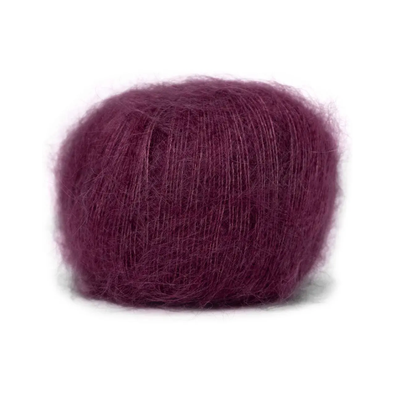 Mohair Bliss 815 Burgundy von Pascuali. Entdecke die Eleganz und Leichtigkeit von Mohair Bliss – unseres hochwertigen Garns das aus einem edlen Mix von 60% Super Kid Mohair und 40% Maulbeerseide besteht. Mohair Bliss entfaltet seine Schönheit sowohl beim einfachen mehrfachen als auch als Beilauffaden um sinnliche federleichte und luftige Projekte zu gestalten.