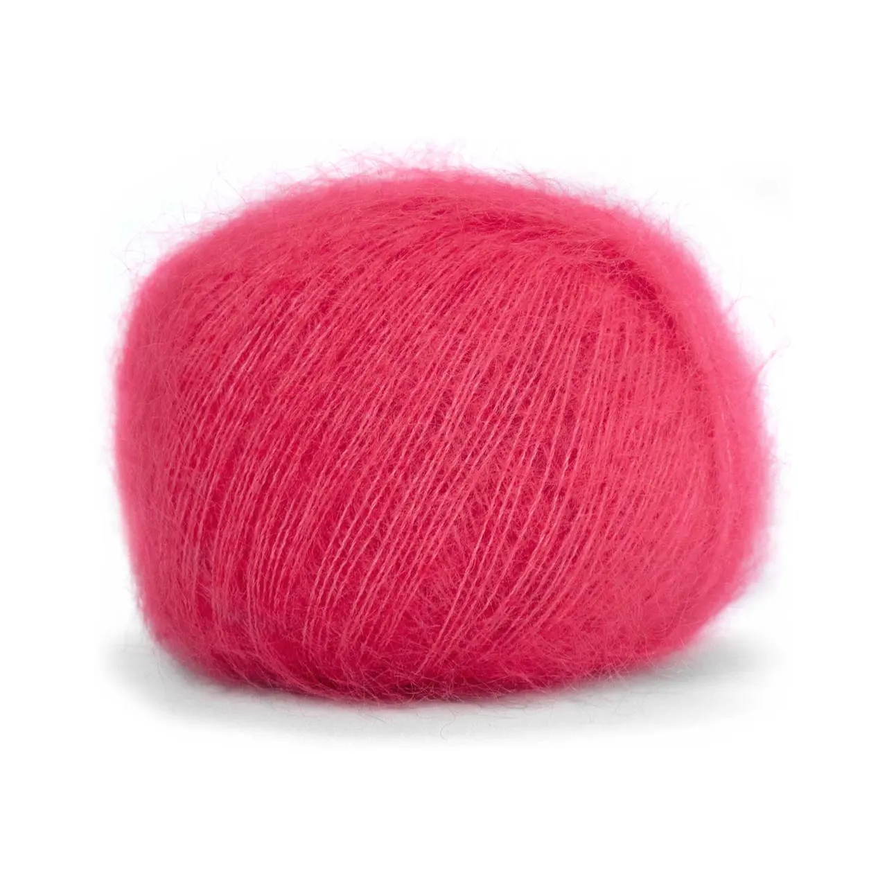 Mohair Bliss 818 Coral von Pascuali. Entdecke die Eleganz und Leichtigkeit von Mohair Bliss – unseres hochwertigen Garns das aus einem edlen Mix von 60% Super Kid Mohair und 40% Maulbeerseide besteht. Mohair Bliss entfaltet seine Schönheit sowohl beim einfachen mehrfachen als auch als Beilauffaden um sinnliche federleichte und luftige Projekte zu gestalten.