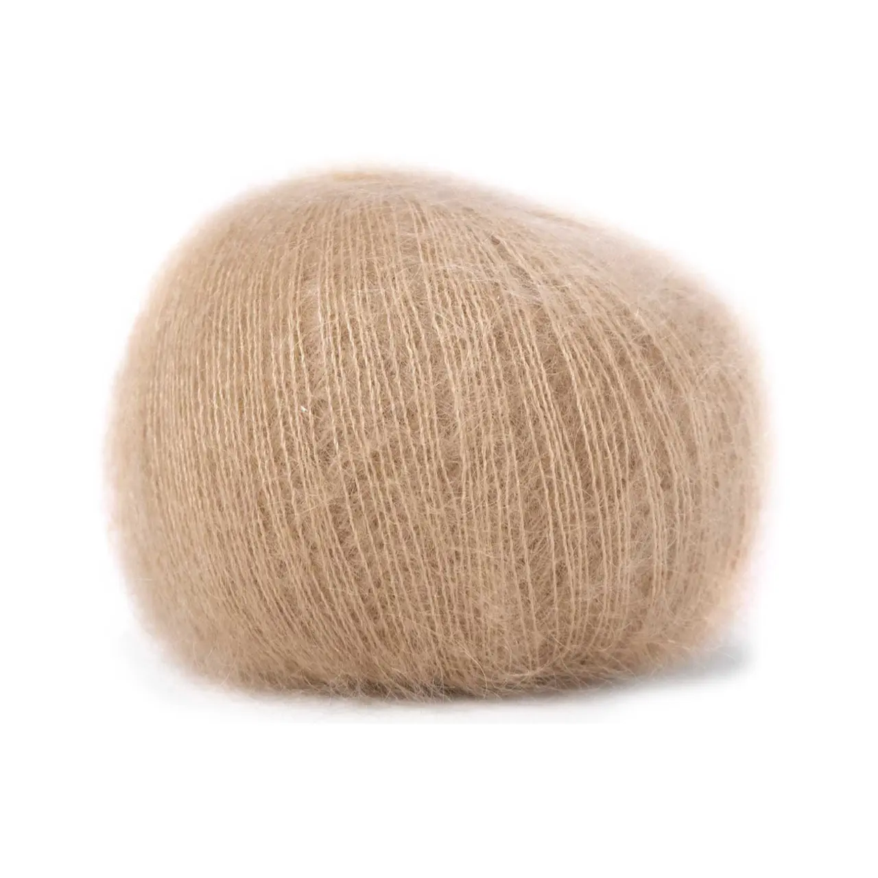 Mohair Bliss 825 Beige von Pascuali. Entdecke die Eleganz und Leichtigkeit von Mohair Bliss – unseres hochwertigen Garns das aus einem edlen Mix von 60% Super Kid Mohair und 40% Maulbeerseide besteht. Mohair Bliss entfaltet seine Schönheit sowohl beim einfachen mehrfachen als auch als Beilauffaden um sinnliche federleichte und luftige Projekte zu gestalten.