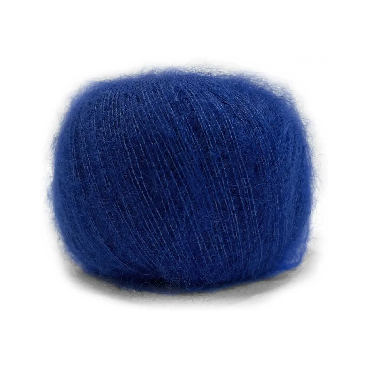 Mohair Bliss 838 Cobalt von Pascuali. Entdecke die Eleganz und Leichtigkeit von Mohair Bliss – unseres hochwertigen Garns das aus einem edlen Mix von 60% Super Kid Mohair und 40% Maulbeerseide besteht. Mohair Bliss entfaltet seine Schönheit sowohl beim einfachen mehrfachen als auch als Beilauffaden um sinnliche federleichte und luftige Projekte zu gestalten.