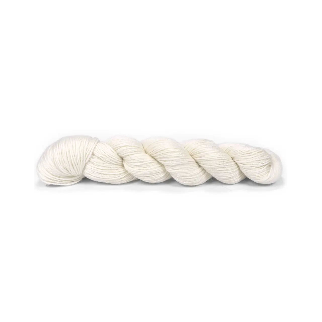 Pinta 00 Natur von Pascuali. Pinta ist ein ideales Ganzjahresgarn das dank seiner einzigartigen Faserzusammenstellung (bestehend aus 60% Merino 20% Seide und 20% Ramie) eine herausragende Vielseitigkeit bietet. Diese sorgfältig gewählte Mischung vereint die wärmeregulierenden Eigenschaften von Merino die luxuriöse Weichheit von Seide und die strapazierfähige Leichtigkeit von Ramie. Es ist ein echtes Allroundtalent aus dem sich die verschiedensten Kleidungsstücke Accessoires und Socken stricken lassen.