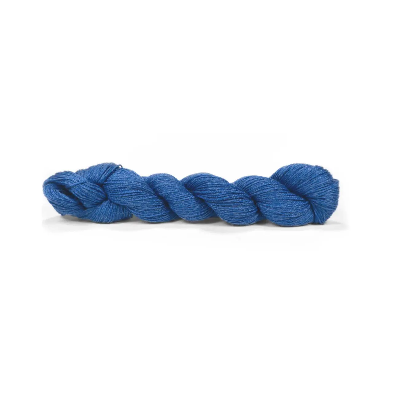 Pinta 100 Saphir von Pascuali. Pinta ist ein ideales Ganzjahresgarn das dank seiner einzigartigen Faserzusammenstellung (bestehend aus 60% Merino 20% Seide und 20% Ramie) eine herausragende Vielseitigkeit bietet. Diese sorgfältig gewählte Mischung vereint die wärmeregulierenden Eigenschaften von Merino die luxuriöse Weichheit von Seide und die strapazierfähige Leichtigkeit von Ramie. Es ist ein echtes Allroundtalent aus dem sich die verschiedensten Kleidungsstücke Accessoires und Socken stricken lassen.
