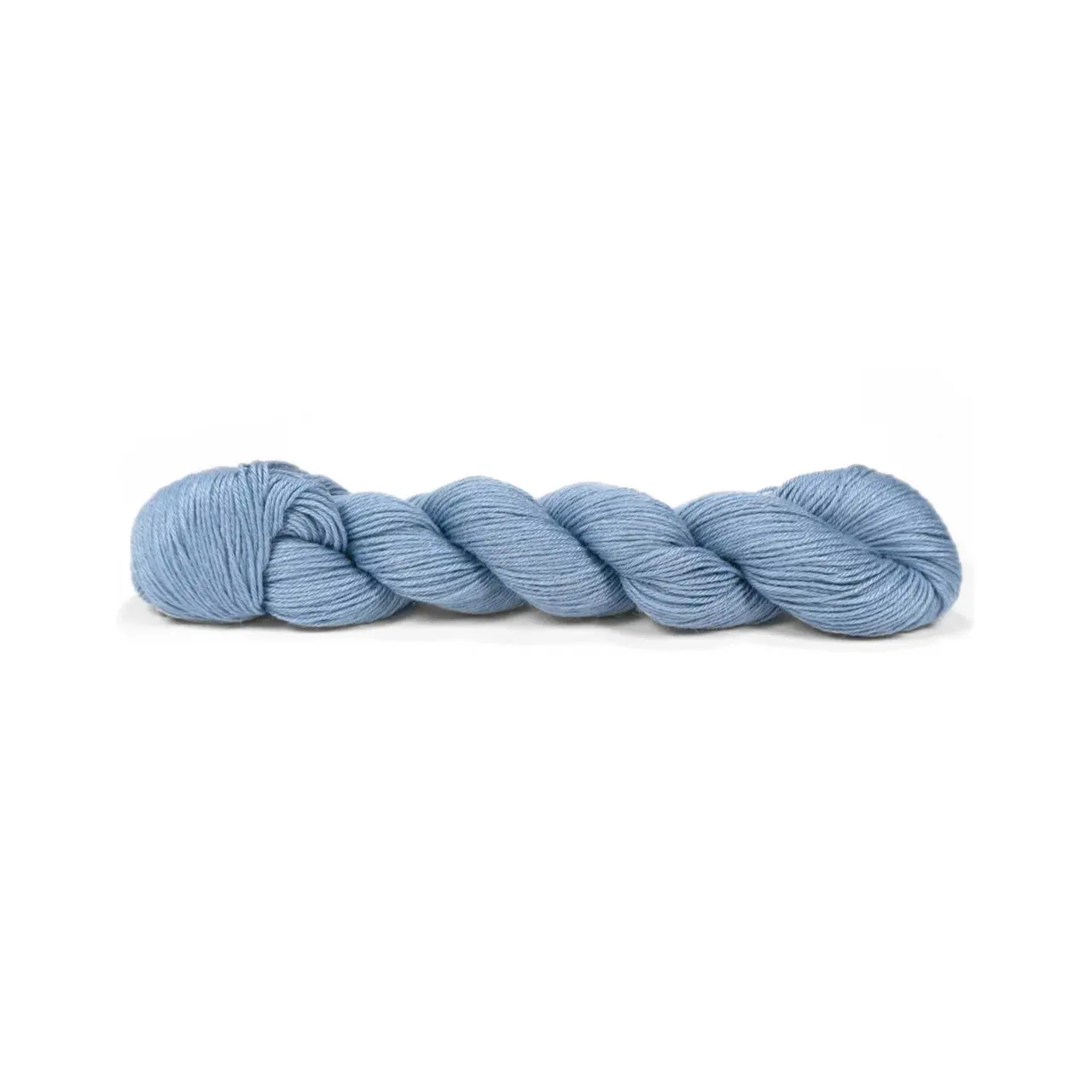 Pinta 101 Horizont von Pascuali. Pinta ist ein ideales Ganzjahresgarn das dank seiner einzigartigen Faserzusammenstellung (bestehend aus 60% Merino 20% Seide und 20% Ramie) eine herausragende Vielseitigkeit bietet. Diese sorgfältig gewählte Mischung vereint die wärmeregulierenden Eigenschaften von Merino die luxuriöse Weichheit von Seide und die strapazierfähige Leichtigkeit von Ramie. Es ist ein echtes Allroundtalent aus dem sich die verschiedensten Kleidungsstücke Accessoires und Socken stricken lassen.