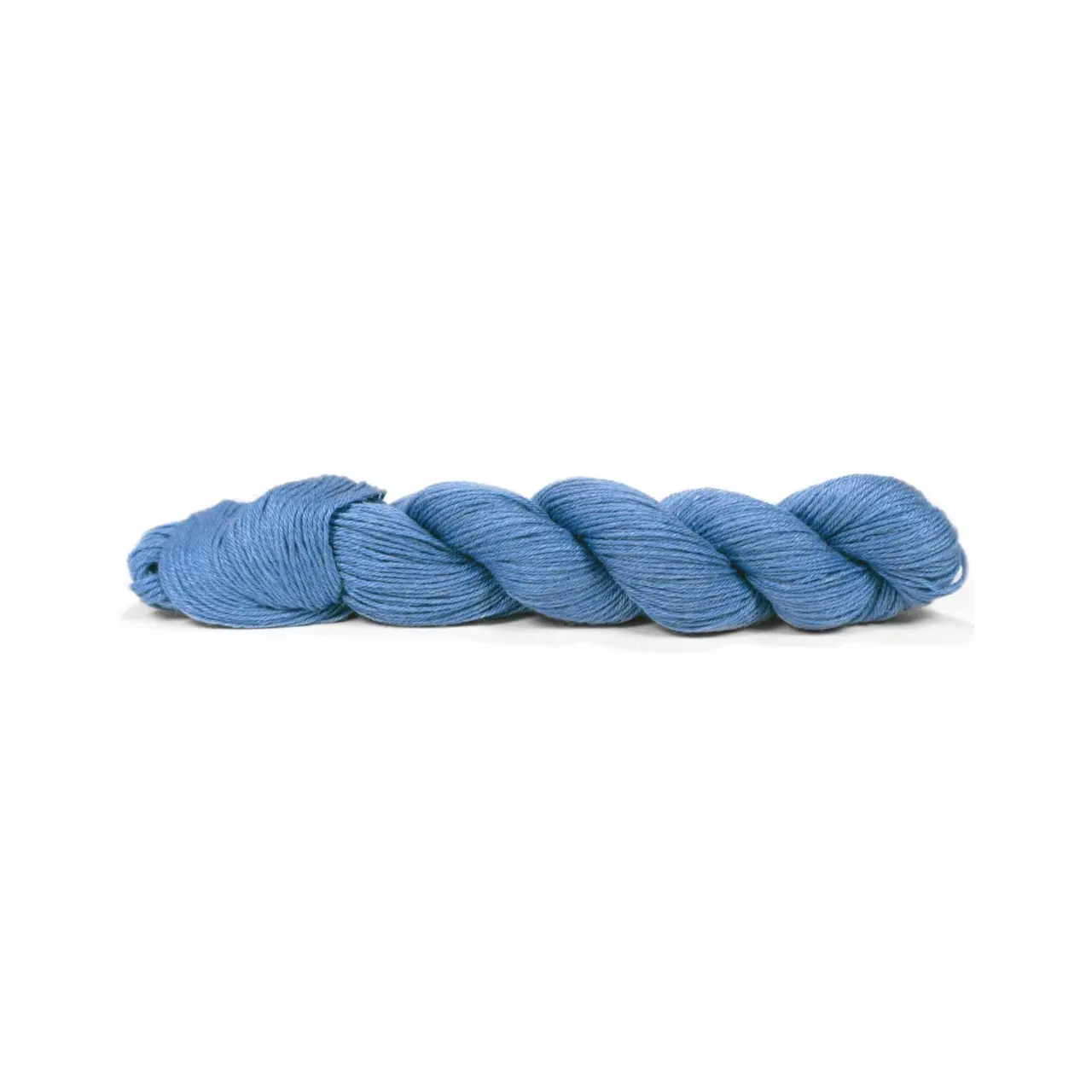 Pinta 102 Hortensie von Pascuali. Pinta ist ein ideales Ganzjahresgarn das dank seiner einzigartigen Faserzusammenstellung (bestehend aus 60% Merino 20% Seide und 20% Ramie) eine herausragende Vielseitigkeit bietet. Diese sorgfältig gewählte Mischung vereint die wärmeregulierenden Eigenschaften von Merino die luxuriöse Weichheit von Seide und die strapazierfähige Leichtigkeit von Ramie. Es ist ein echtes Allroundtalent aus dem sich die verschiedensten Kleidungsstücke Accessoires und Socken stricken lassen.