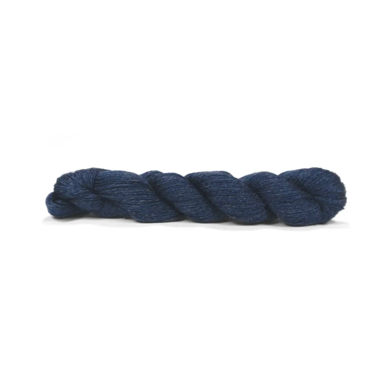 Pinta 103 Navy von Pascuali. Pinta ist ein ideales Ganzjahresgarn das dank seiner einzigartigen Faserzusammenstellung (bestehend aus 60% Merino 20% Seide und 20% Ramie) eine herausragende Vielseitigkeit bietet. Diese sorgfältig gewählte Mischung vereint die wärmeregulierenden Eigenschaften von Merino die luxuriöse Weichheit von Seide und die strapazierfähige Leichtigkeit von Ramie. Es ist ein echtes Allroundtalent aus dem sich die verschiedensten Kleidungsstücke Accessoires und Socken stricken lassen.
