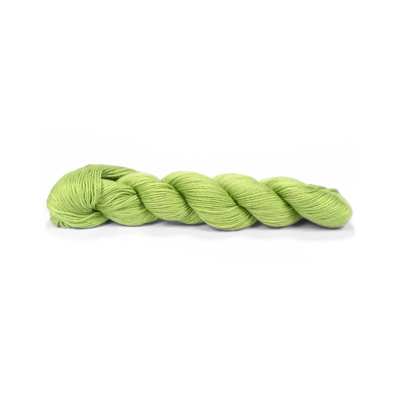 Pinta 104 Limette von Pascuali. Pinta ist ein ideales Ganzjahresgarn das dank seiner einzigartigen Faserzusammenstellung (bestehend aus 60% Merino 20% Seide und 20% Ramie) eine herausragende Vielseitigkeit bietet. Diese sorgfältig gewählte Mischung vereint die wärmeregulierenden Eigenschaften von Merino die luxuriöse Weichheit von Seide und die strapazierfähige Leichtigkeit von Ramie. Es ist ein echtes Allroundtalent aus dem sich die verschiedensten Kleidungsstücke Accessoires und Socken stricken lassen.