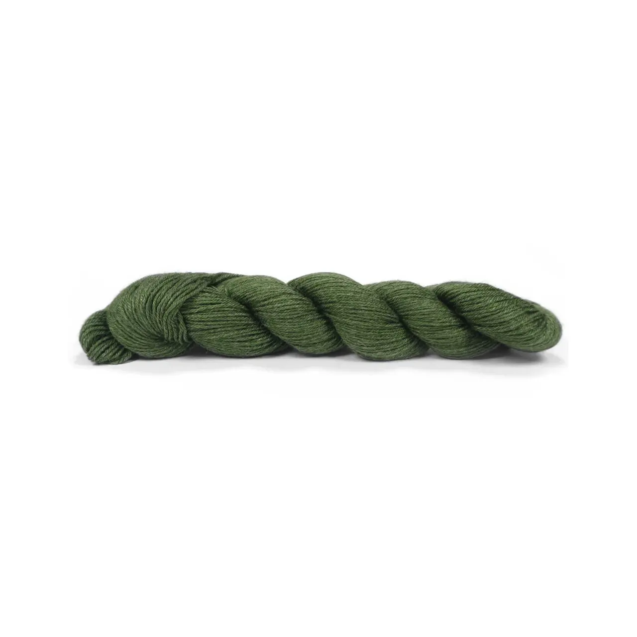 Pinta 107 Oliv von Pascuali. Pinta ist ein ideales Ganzjahresgarn das dank seiner einzigartigen Faserzusammenstellung (bestehend aus 60% Merino 20% Seide und 20% Ramie) eine herausragende Vielseitigkeit bietet. Diese sorgfältig gewählte Mischung vereint die wärmeregulierenden Eigenschaften von Merino die luxuriöse Weichheit von Seide und die strapazierfähige Leichtigkeit von Ramie. Es ist ein echtes Allroundtalent aus dem sich die verschiedensten Kleidungsstücke Accessoires und Socken stricken lassen.