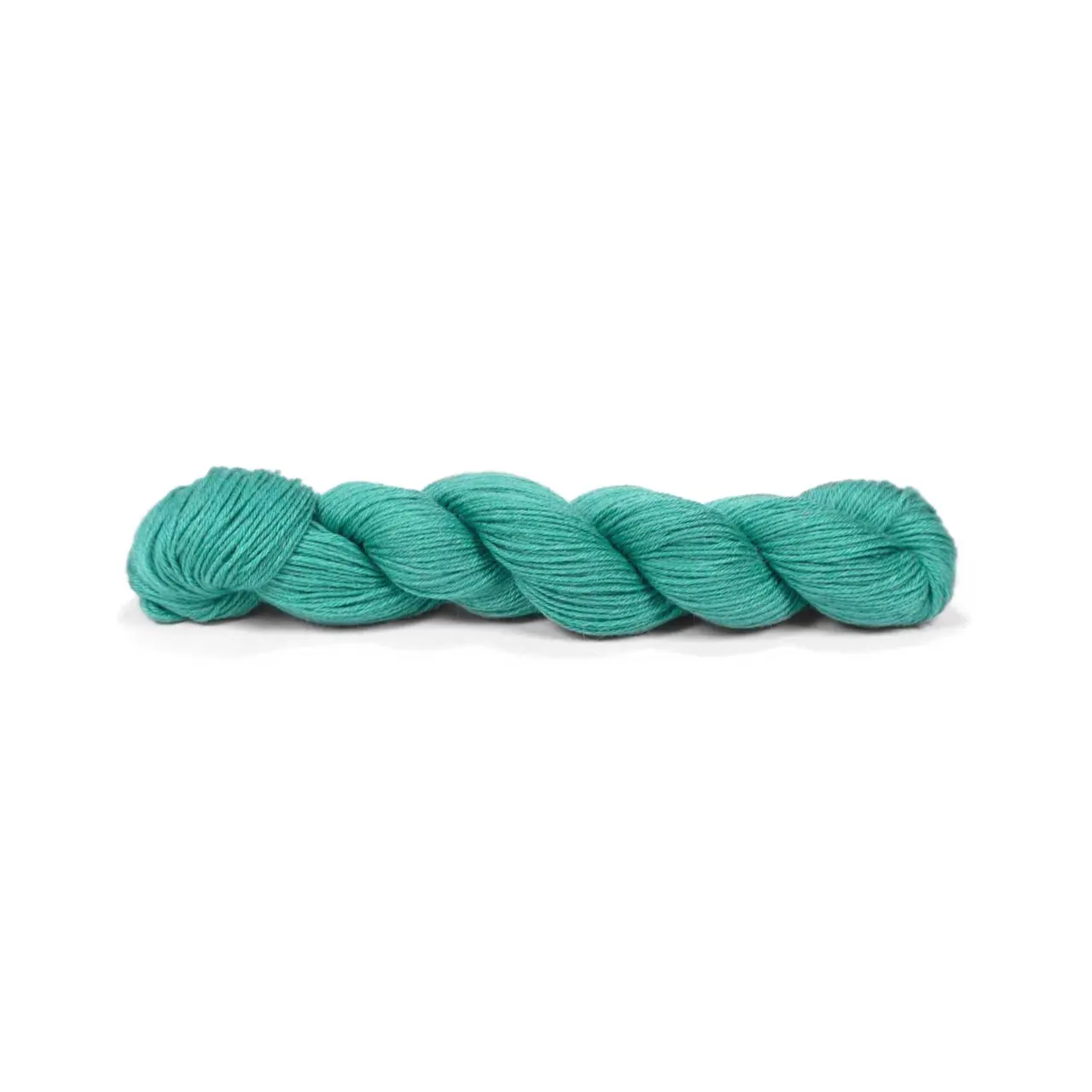 Pinta 108 Türkis von Pascuali. Pinta ist ein ideales Ganzjahresgarn das dank seiner einzigartigen Faserzusammenstellung (bestehend aus 60% Merino 20% Seide und 20% Ramie) eine herausragende Vielseitigkeit bietet. Diese sorgfältig gewählte Mischung vereint die wärmeregulierenden Eigenschaften von Merino die luxuriöse Weichheit von Seide und die strapazierfähige Leichtigkeit von Ramie. Es ist ein echtes Allroundtalent aus dem sich die verschiedensten Kleidungsstücke Accessoires und Socken stricken lassen.