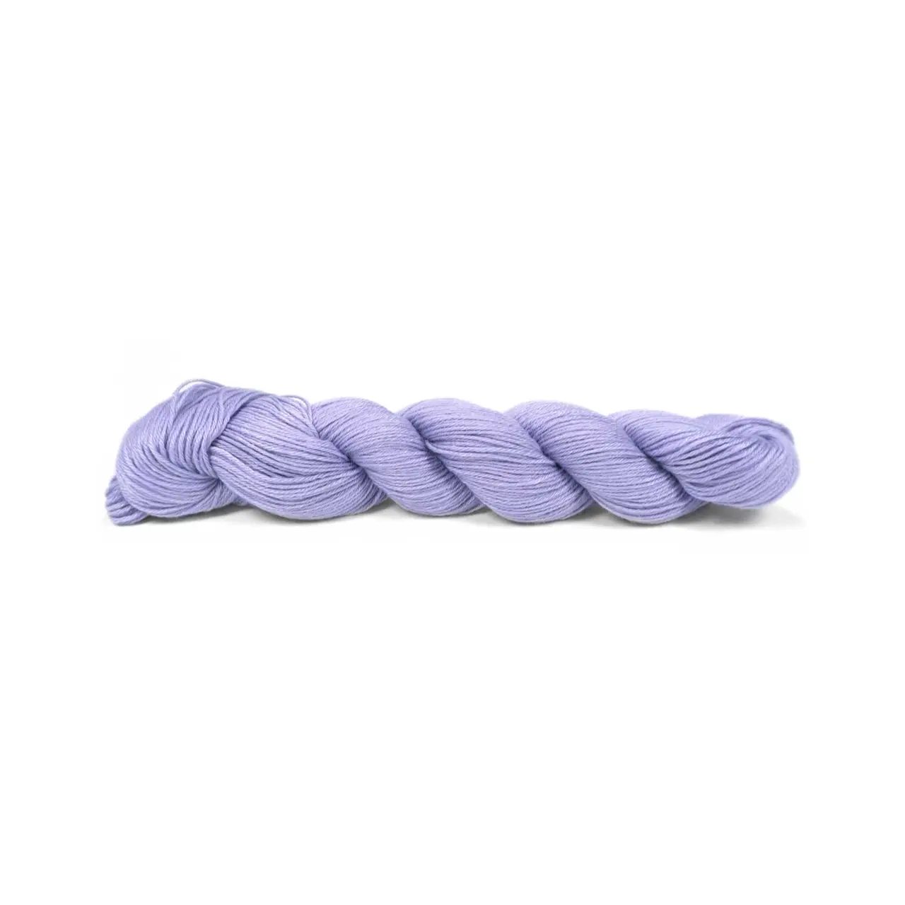 Pinta 110 Krokus von Pascuali. Pinta ist ein ideales Ganzjahresgarn das dank seiner einzigartigen Faserzusammenstellung (bestehend aus 60% Merino 20% Seide und 20% Ramie) eine herausragende Vielseitigkeit bietet. Diese sorgfältig gewählte Mischung vereint die wärmeregulierenden Eigenschaften von Merino die luxuriöse Weichheit von Seide und die strapazierfähige Leichtigkeit von Ramie. Es ist ein echtes Allroundtalent aus dem sich die verschiedensten Kleidungsstücke Accessoires und Socken stricken lassen.