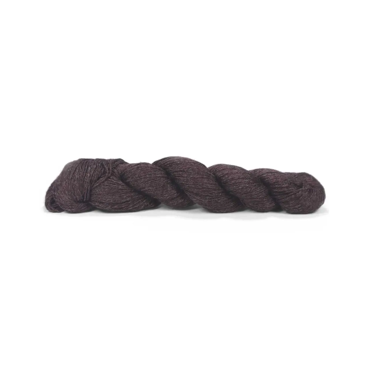 Pinta 111 Aubergine von Pascuali. Pinta ist ein ideales Ganzjahresgarn das dank seiner einzigartigen Faserzusammenstellung (bestehend aus 60% Merino 20% Seide und 20% Ramie) eine herausragende Vielseitigkeit bietet. Diese sorgfältig gewählte Mischung vereint die wärmeregulierenden Eigenschaften von Merino die luxuriöse Weichheit von Seide und die strapazierfähige Leichtigkeit von Ramie. Es ist ein echtes Allroundtalent aus dem sich die verschiedensten Kleidungsstücke Accessoires und Socken stricken lassen.