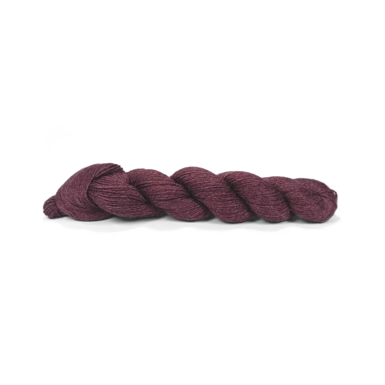 Pinta 115 Burgunder von Pascuali. Pinta ist ein ideales Ganzjahresgarn das dank seiner einzigartigen Faserzusammenstellung (bestehend aus 60% Merino 20% Seide und 20% Ramie) eine herausragende Vielseitigkeit bietet. Diese sorgfältig gewählte Mischung vereint die wärmeregulierenden Eigenschaften von Merino die luxuriöse Weichheit von Seide und die strapazierfähige Leichtigkeit von Ramie. Es ist ein echtes Allroundtalent aus dem sich die verschiedensten Kleidungsstücke Accessoires und Socken stricken lassen.