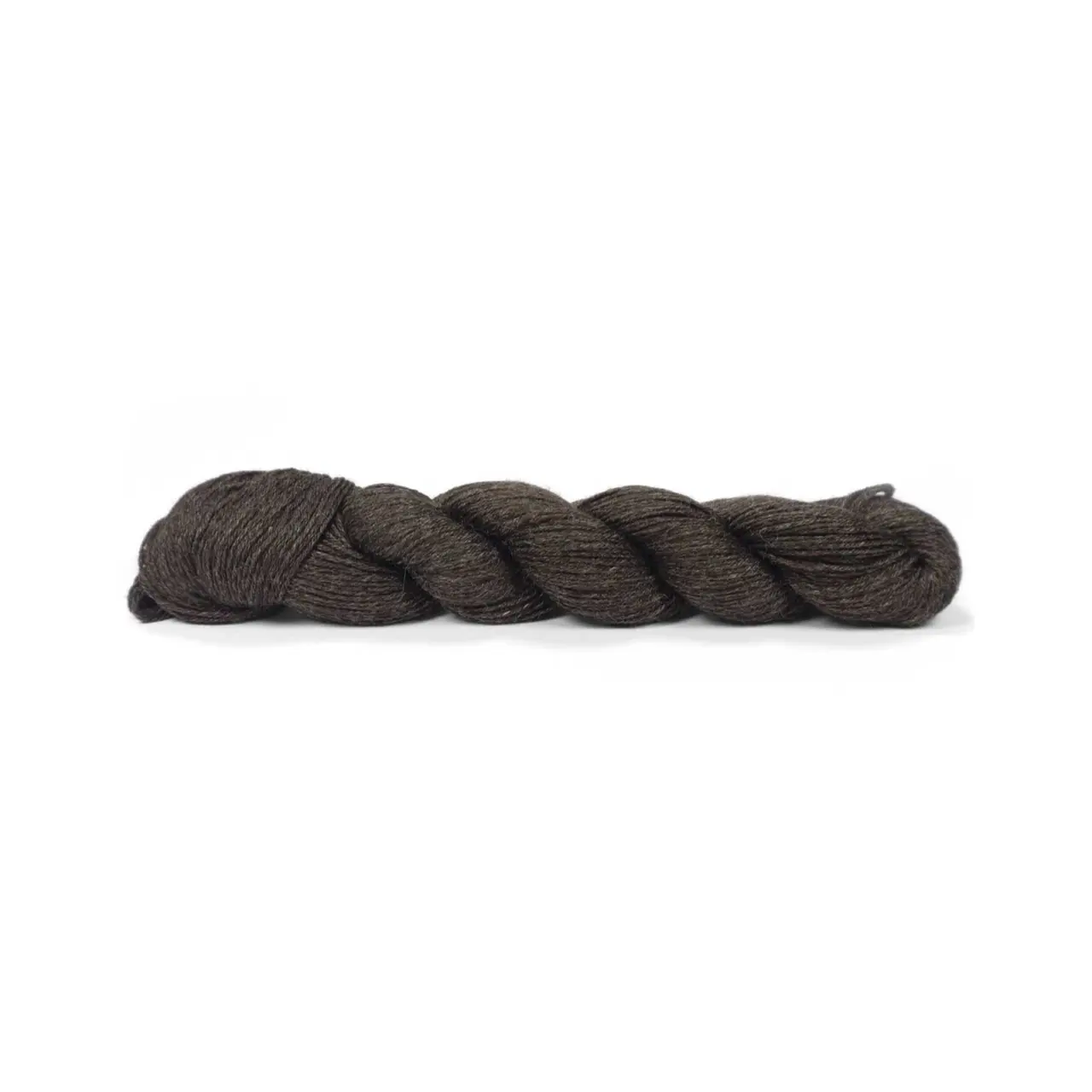 Pinta 119 Espresso von Pascuali. Pinta ist ein ideales Ganzjahresgarn das dank seiner einzigartigen Faserzusammenstellung (bestehend aus 60% Merino 20% Seide und 20% Ramie) eine herausragende Vielseitigkeit bietet. Diese sorgfältig gewählte Mischung vereint die wärmeregulierenden Eigenschaften von Merino die luxuriöse Weichheit von Seide und die strapazierfähige Leichtigkeit von Ramie. Es ist ein echtes Allroundtalent aus dem sich die verschiedensten Kleidungsstücke Accessoires und Socken stricken lassen.