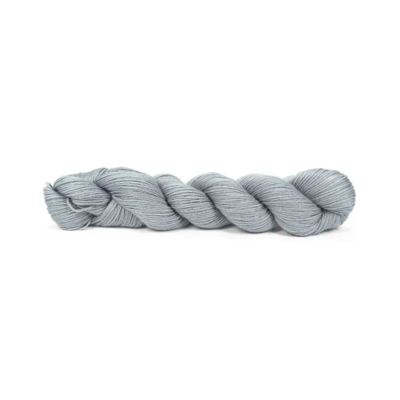 Pinta 121 Silber von Pascuali. Pinta ist ein ideales Ganzjahresgarn das dank seiner einzigartigen Faserzusammenstellung (bestehend aus 60% Merino 20% Seide und 20% Ramie) eine herausragende Vielseitigkeit bietet. Diese sorgfältig gewählte Mischung vereint die wärmeregulierenden Eigenschaften von Merino die luxuriöse Weichheit von Seide und die strapazierfähige Leichtigkeit von Ramie. Es ist ein echtes Allroundtalent aus dem sich die verschiedensten Kleidungsstücke Accessoires und Socken stricken lassen.