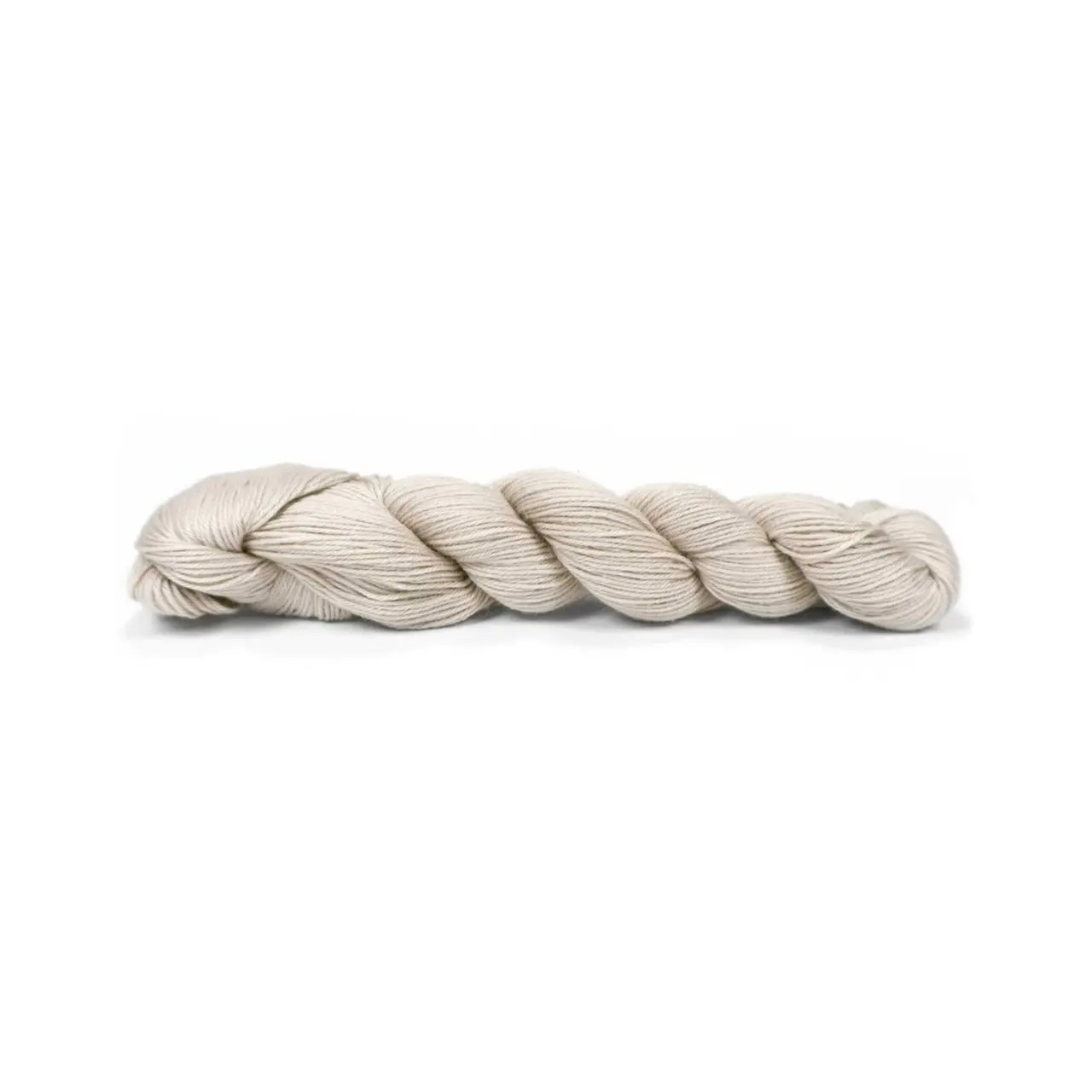 Pinta 123 Wolke von Pascuali. Pinta ist ein ideales Ganzjahresgarn das dank seiner einzigartigen Faserzusammenstellung (bestehend aus 60% Merino 20% Seide und 20% Ramie) eine herausragende Vielseitigkeit bietet. Diese sorgfältig gewählte Mischung vereint die wärmeregulierenden Eigenschaften von Merino die luxuriöse Weichheit von Seide und die strapazierfähige Leichtigkeit von Ramie. Es ist ein echtes Allroundtalent aus dem sich die verschiedensten Kleidungsstücke Accessoires und Socken stricken lassen.