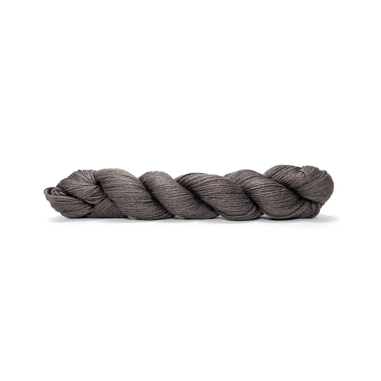 Pinta 124 Greige von Pascuali. Pinta ist ein ideales Ganzjahresgarn das dank seiner einzigartigen Faserzusammenstellung (bestehend aus 60% Merino 20% Seide und 20% Ramie) eine herausragende Vielseitigkeit bietet. Diese sorgfältig gewählte Mischung vereint die wärmeregulierenden Eigenschaften von Merino die luxuriöse Weichheit von Seide und die strapazierfähige Leichtigkeit von Ramie. Es ist ein echtes Allroundtalent aus dem sich die verschiedensten Kleidungsstücke Accessoires und Socken stricken lassen.