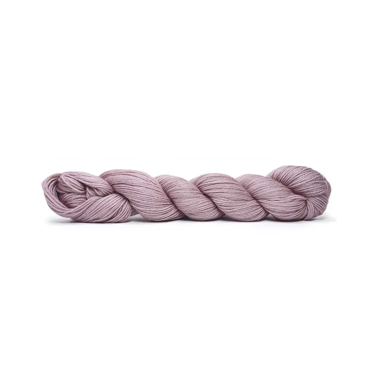 Pinta 127 Rosé von Pascuali. Pinta ist ein ideales Ganzjahresgarn das dank seiner einzigartigen Faserzusammenstellung (bestehend aus 60% Merino 20% Seide und 20% Ramie) eine herausragende Vielseitigkeit bietet. Diese sorgfältig gewählte Mischung vereint die wärmeregulierenden Eigenschaften von Merino die luxuriöse Weichheit von Seide und die strapazierfähige Leichtigkeit von Ramie. Es ist ein echtes Allroundtalent aus dem sich die verschiedensten Kleidungsstücke Accessoires und Socken stricken lassen.