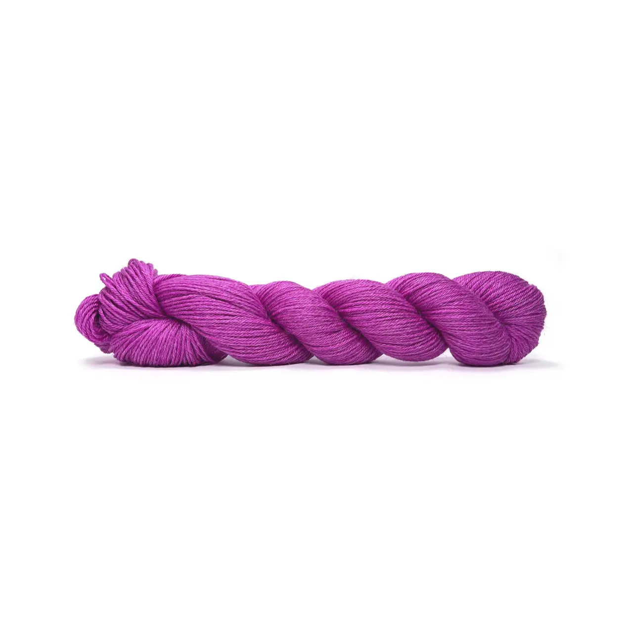 Pinta 128 Pink von Pascuali. Pinta ist ein ideales Ganzjahresgarn das dank seiner einzigartigen Faserzusammenstellung (bestehend aus 60% Merino 20% Seide und 20% Ramie) eine herausragende Vielseitigkeit bietet. Diese sorgfältig gewählte Mischung vereint die wärmeregulierenden Eigenschaften von Merino die luxuriöse Weichheit von Seide und die strapazierfähige Leichtigkeit von Ramie. Es ist ein echtes Allroundtalent aus dem sich die verschiedensten Kleidungsstücke Accessoires und Socken stricken lassen.