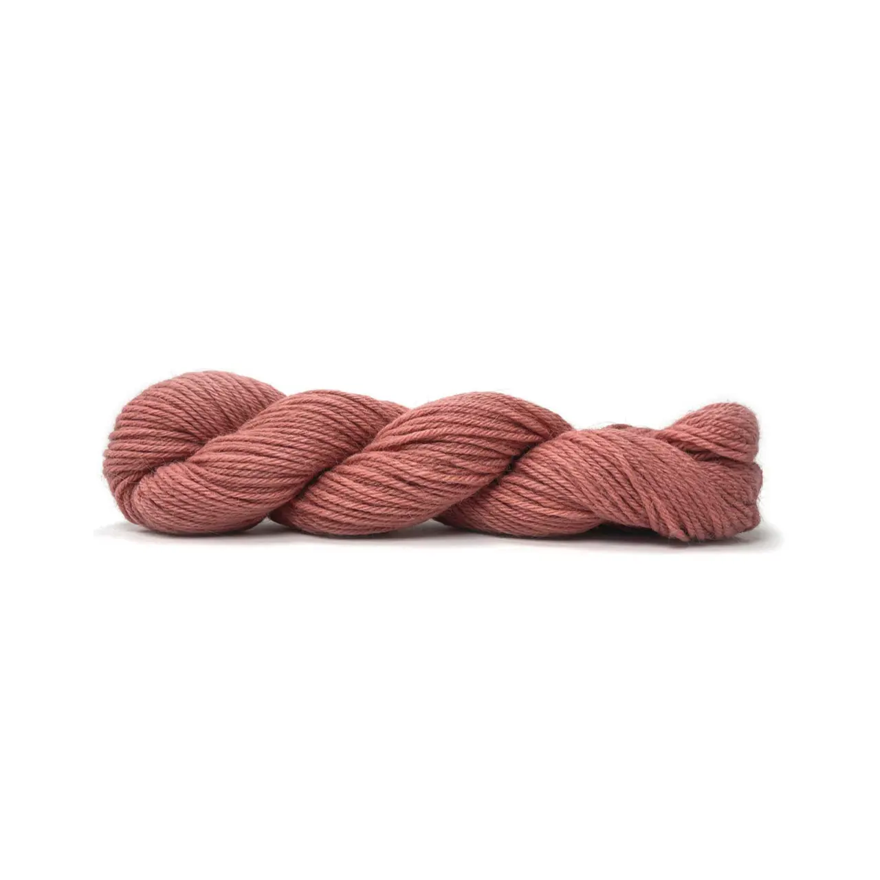 Sayama 302 Blush von Pascuali. Sayama besteht zu 50% aus der luxuriösen herrlich weichen und zugleich haltbaren Baby-Lama-Wolle und zu 50% aus bolivianer Hochlandwolle was eine weiche feine Wolle ergibt die ziemlich robust ist. Durch das Mischen von Lama- und Hochlandwolle erhalten wir ein Garn das perfekt ausgewogen ist zwischen Leichtigkeit und Stabilität ohne die Qualität zu beeinträchtigen und das speziell für skandinavisches Stricken und alles Mehrfarbige entwickelt wurde.