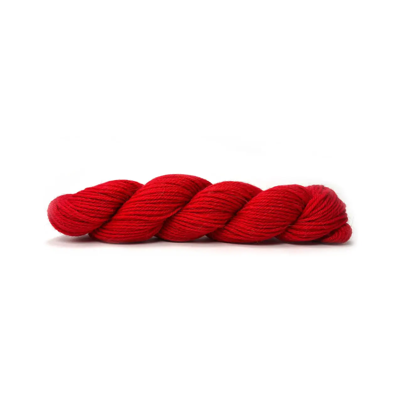 Sayama 304 Scarlet von Pascuali. Sayama besteht zu 50% aus der luxuriösen herrlich weichen und zugleich haltbaren Baby-Lama-Wolle und zu 50% aus bolivianer Hochlandwolle was eine weiche feine Wolle ergibt die ziemlich robust ist. Durch das Mischen von Lama- und Hochlandwolle erhalten wir ein Garn das perfekt ausgewogen ist zwischen Leichtigkeit und Stabilität ohne die Qualität zu beeinträchtigen und das speziell für skandinavisches Stricken und alles Mehrfarbige entwickelt wurde.