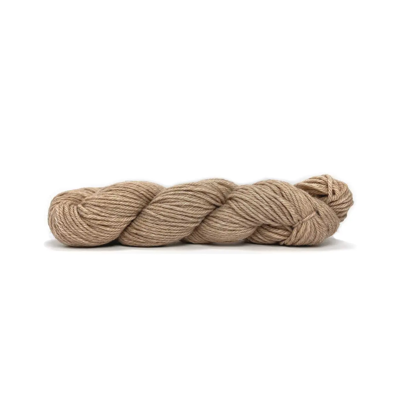 Sayama 309 Taupe von Pascuali. Sayama besteht zu 50% aus der luxuriösen herrlich weichen und zugleich haltbaren Baby-Lama-Wolle und zu 50% aus bolivianer Hochlandwolle was eine weiche feine Wolle ergibt die ziemlich robust ist. Durch das Mischen von Lama- und Hochlandwolle erhalten wir ein Garn das perfekt ausgewogen ist zwischen Leichtigkeit und Stabilität ohne die Qualität zu beeinträchtigen und das speziell für skandinavisches Stricken und alles Mehrfarbige entwickelt wurde.