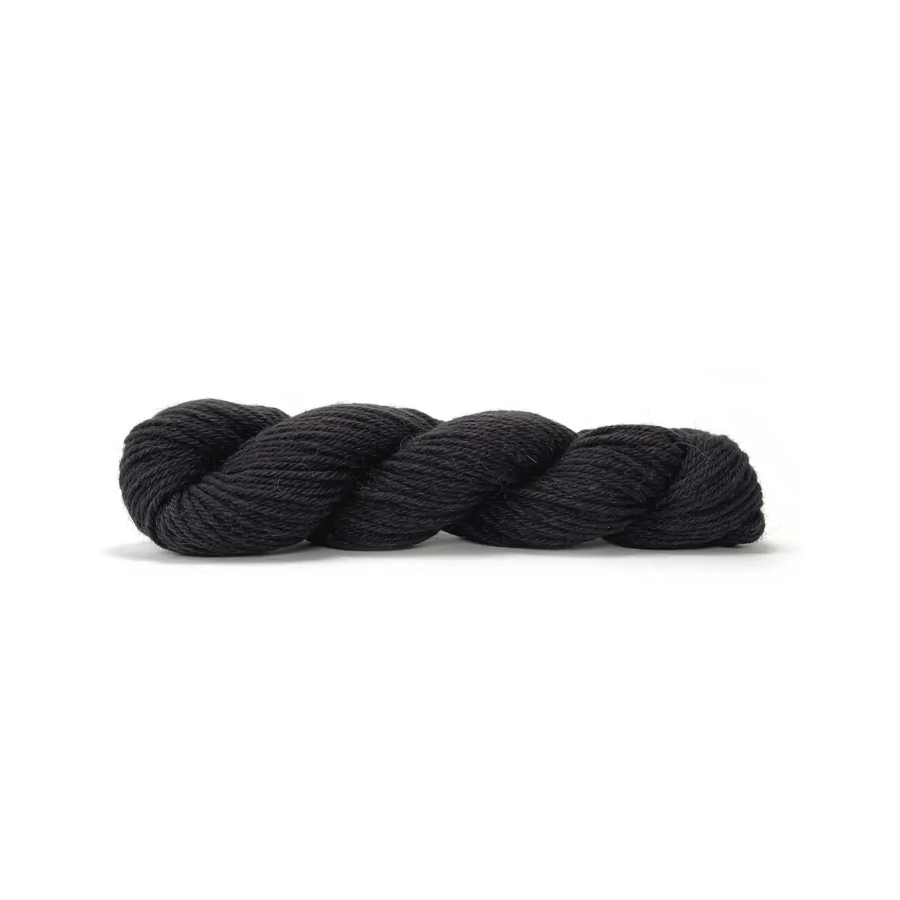 Sayama 312 Black von Pascuali. Sayama besteht zu 50% aus der luxuriösen herrlich weichen und zugleich haltbaren Baby-Lama-Wolle und zu 50% aus bolivianer Hochlandwolle was eine weiche feine Wolle ergibt die ziemlich robust ist. Durch das Mischen von Lama- und Hochlandwolle erhalten wir ein Garn das perfekt ausgewogen ist zwischen Leichtigkeit und Stabilität ohne die Qualität zu beeinträchtigen und das speziell für skandinavisches Stricken und alles Mehrfarbige entwickelt wurde.