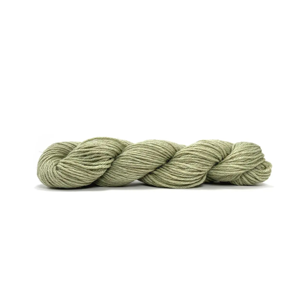 Sayama 314 Pistachio von Pascuali. Sayama besteht zu 50% aus der luxuriösen herrlich weichen und zugleich haltbaren Baby-Lama-Wolle und zu 50% aus bolivianer Hochlandwolle was eine weiche feine Wolle ergibt die ziemlich robust ist. Durch das Mischen von Lama- und Hochlandwolle erhalten wir ein Garn das perfekt ausgewogen ist zwischen Leichtigkeit und Stabilität ohne die Qualität zu beeinträchtigen und das speziell für skandinavisches Stricken und alles Mehrfarbige entwickelt wurde.