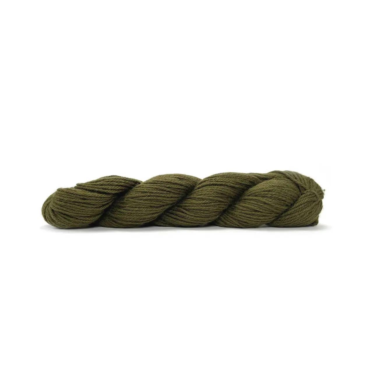 Sayama 316 Olive von Pascuali. Sayama besteht zu 50% aus der luxuriösen herrlich weichen und zugleich haltbaren Baby-Lama-Wolle und zu 50% aus bolivianer Hochlandwolle was eine weiche feine Wolle ergibt die ziemlich robust ist. Durch das Mischen von Lama- und Hochlandwolle erhalten wir ein Garn das perfekt ausgewogen ist zwischen Leichtigkeit und Stabilität ohne die Qualität zu beeinträchtigen und das speziell für skandinavisches Stricken und alles Mehrfarbige entwickelt wurde.
