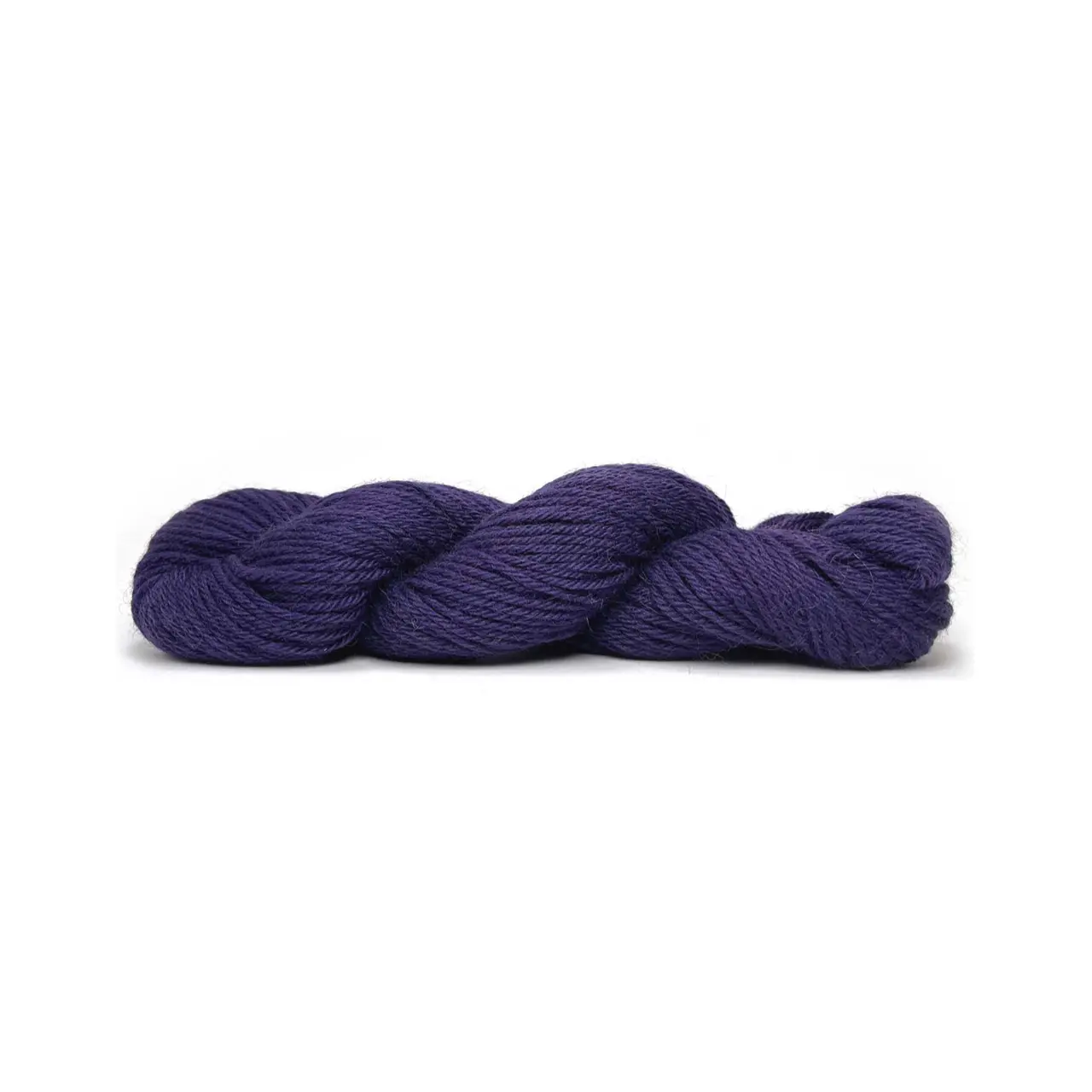 Sayama 321 Grape von Pascuali. Sayama besteht zu 50% aus der luxuriösen herrlich weichen und zugleich haltbaren Baby-Lama-Wolle und zu 50% aus bolivianer Hochlandwolle was eine weiche feine Wolle ergibt die ziemlich robust ist. Durch das Mischen von Lama- und Hochlandwolle erhalten wir ein Garn das perfekt ausgewogen ist zwischen Leichtigkeit und Stabilität ohne die Qualität zu beeinträchtigen und das speziell für skandinavisches Stricken und alles Mehrfarbige entwickelt wurde.