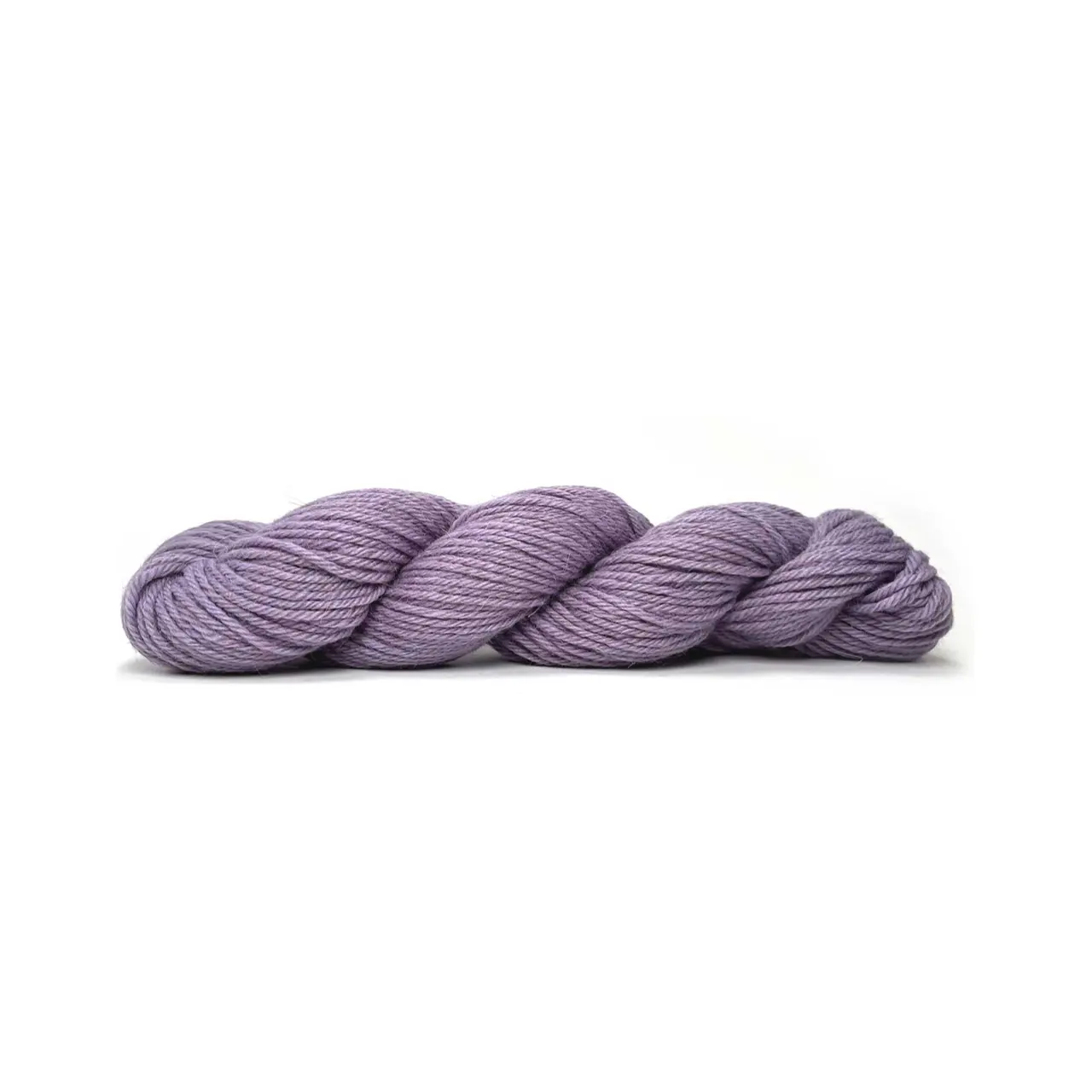 Sayama 322 Lavender von Pascuali. Sayama besteht zu 50% aus der luxuriösen herrlich weichen und zugleich haltbaren Baby-Lama-Wolle und zu 50% aus bolivianer Hochlandwolle was eine weiche feine Wolle ergibt die ziemlich robust ist. Durch das Mischen von Lama- und Hochlandwolle erhalten wir ein Garn das perfekt ausgewogen ist zwischen Leichtigkeit und Stabilität ohne die Qualität zu beeinträchtigen und das speziell für skandinavisches Stricken und alles Mehrfarbige entwickelt wurde.
