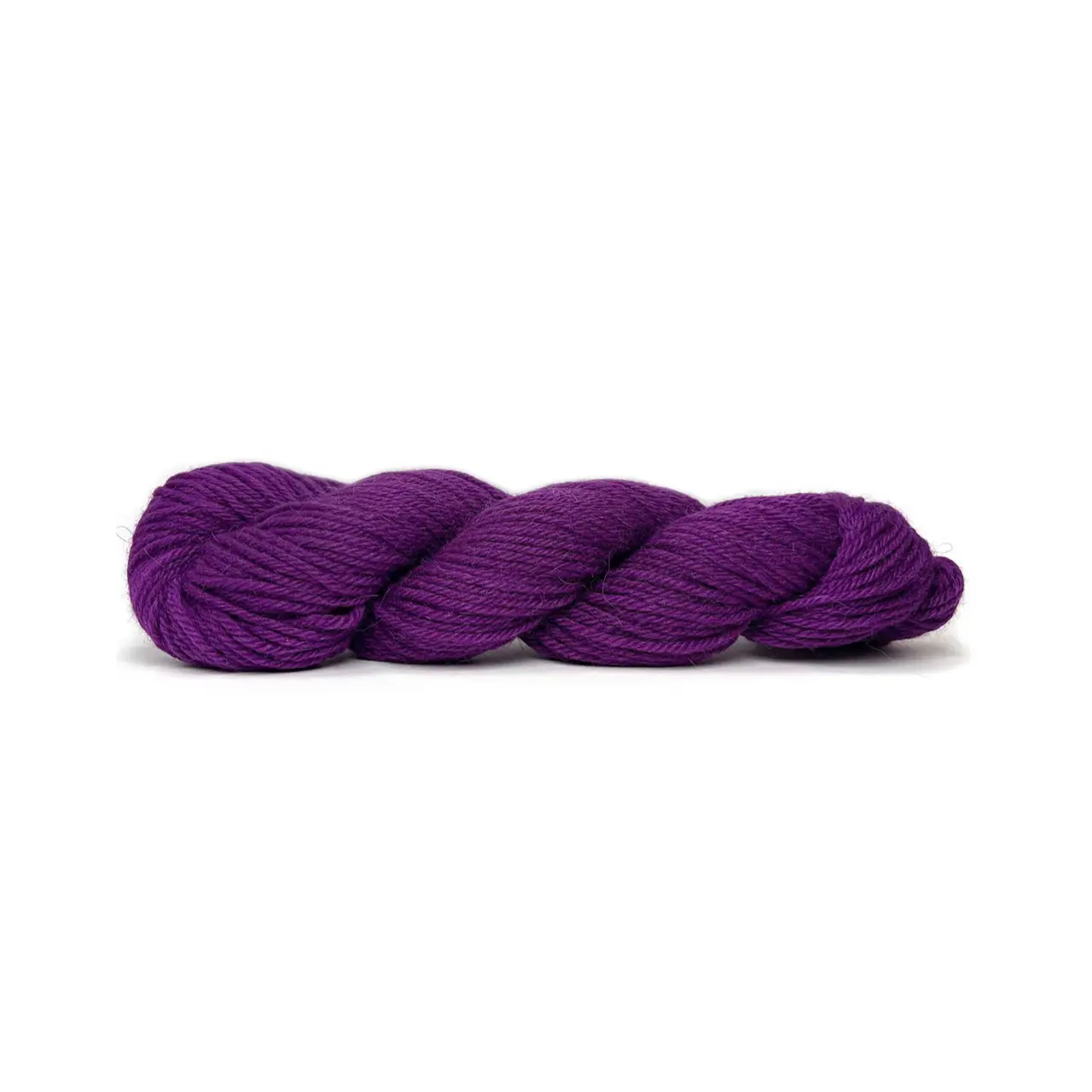 Sayama 323 Plum von Pascuali. Sayama besteht zu 50% aus der luxuriösen herrlich weichen und zugleich haltbaren Baby-Lama-Wolle und zu 50% aus bolivianer Hochlandwolle was eine weiche feine Wolle ergibt die ziemlich robust ist. Durch das Mischen von Lama- und Hochlandwolle erhalten wir ein Garn das perfekt ausgewogen ist zwischen Leichtigkeit und Stabilität ohne die Qualität zu beeinträchtigen und das speziell für skandinavisches Stricken und alles Mehrfarbige entwickelt wurde.