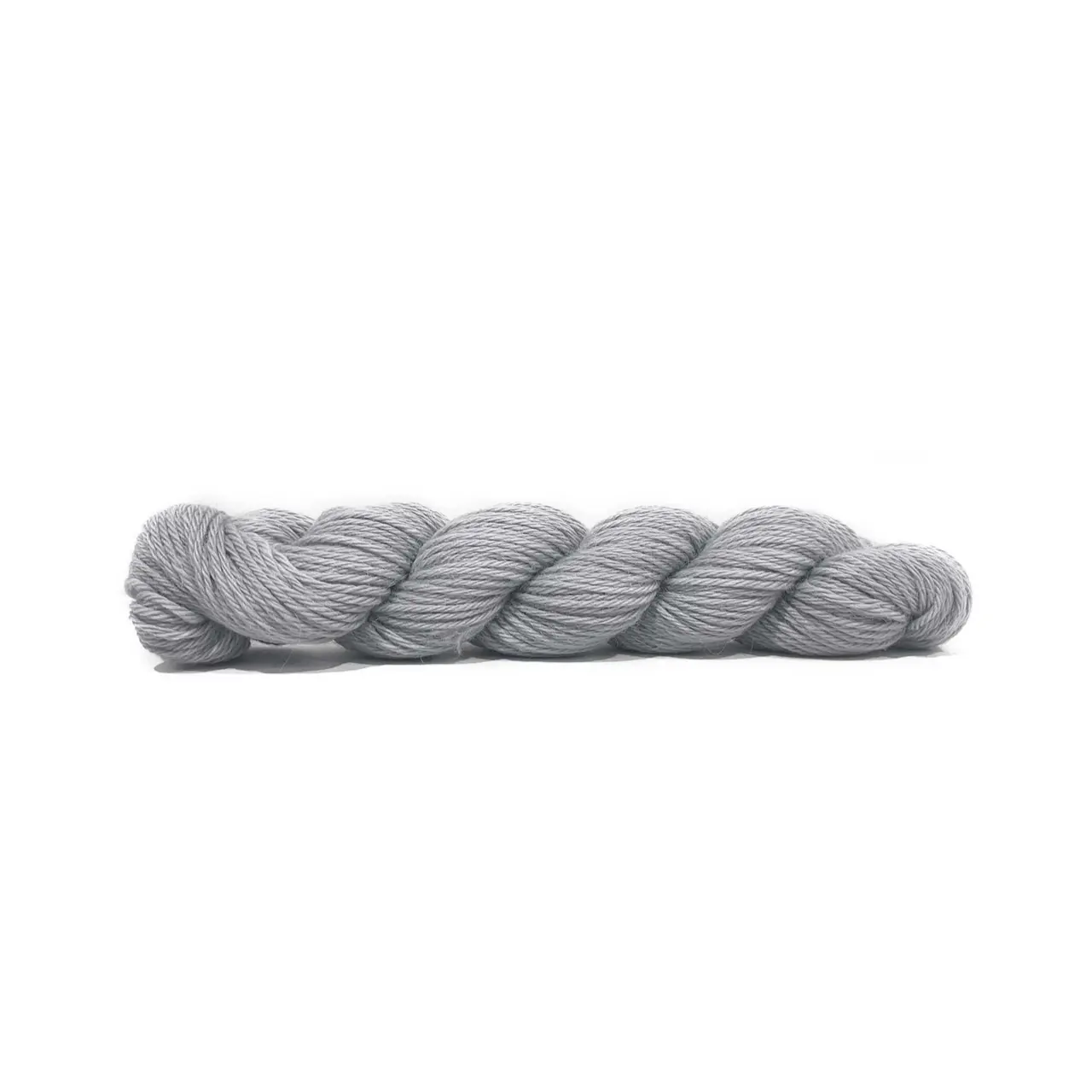 Sayama 324 Silver von Pascuali. Sayama besteht zu 50% aus der luxuriösen herrlich weichen und zugleich haltbaren Baby-Lama-Wolle und zu 50% aus bolivianer Hochlandwolle was eine weiche feine Wolle ergibt die ziemlich robust ist. Durch das Mischen von Lama- und Hochlandwolle erhalten wir ein Garn das perfekt ausgewogen ist zwischen Leichtigkeit und Stabilität ohne die Qualität zu beeinträchtigen und das speziell für skandinavisches Stricken und alles Mehrfarbige entwickelt wurde.