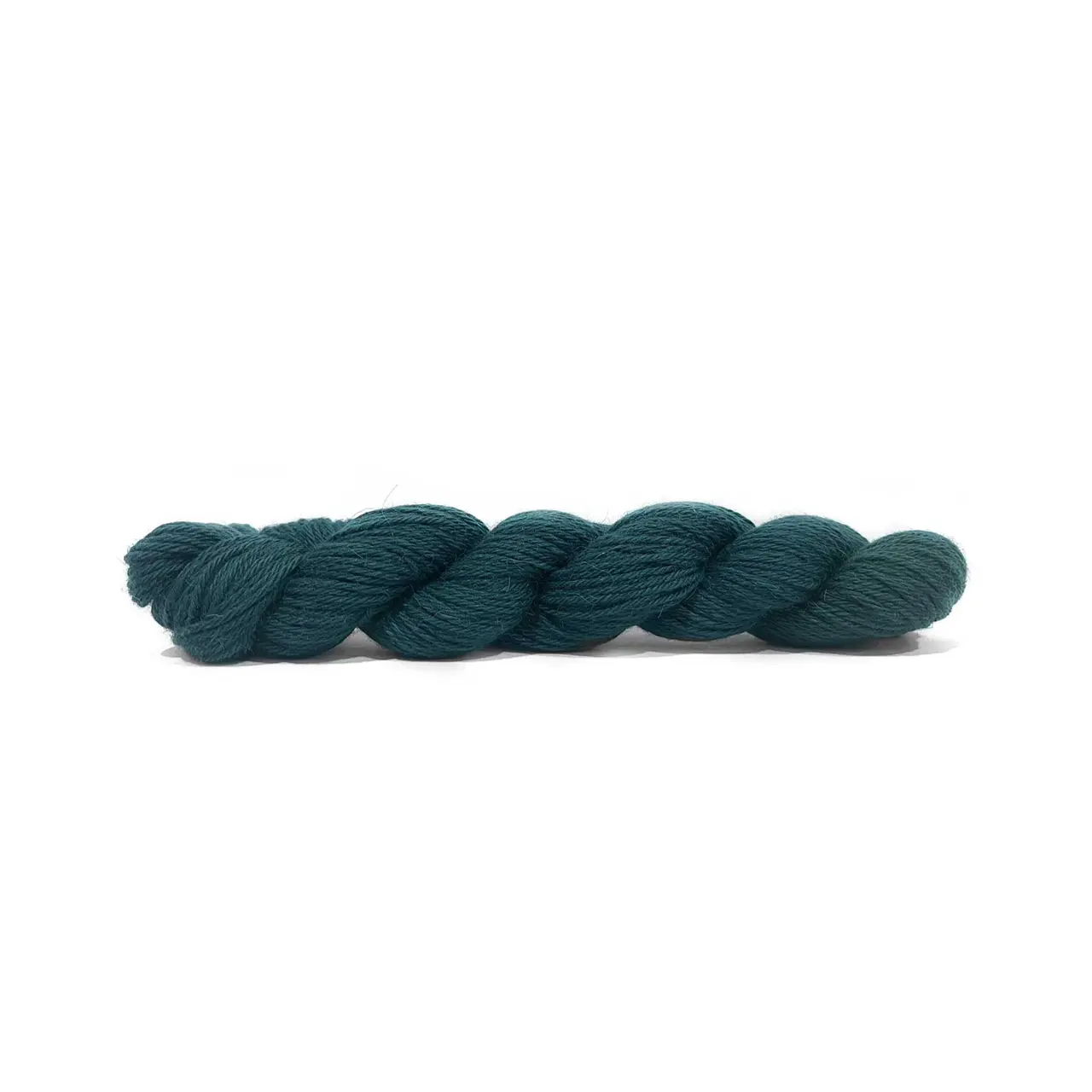 Sayama 327 Teal von Pascuali. Sayama besteht zu 50% aus der luxuriösen herrlich weichen und zugleich haltbaren Baby-Lama-Wolle und zu 50% aus bolivianer Hochlandwolle was eine weiche feine Wolle ergibt die ziemlich robust ist. Durch das Mischen von Lama- und Hochlandwolle erhalten wir ein Garn das perfekt ausgewogen ist zwischen Leichtigkeit und Stabilität ohne die Qualität zu beeinträchtigen und das speziell für skandinavisches Stricken und alles Mehrfarbige entwickelt wurde.