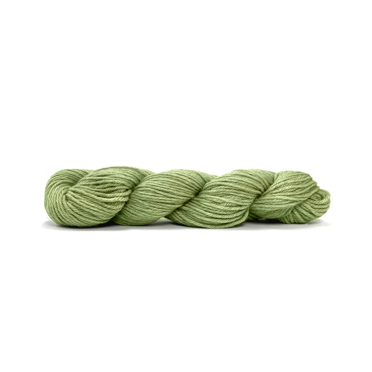 Sayama 328 Pistachio von Pascuali. Sayama besteht zu 50% aus der luxuriösen herrlich weichen und zugleich haltbaren Baby-Lama-Wolle und zu 50% aus bolivianer Hochlandwolle was eine weiche feine Wolle ergibt die ziemlich robust ist. Durch das Mischen von Lama- und Hochlandwolle erhalten wir ein Garn das perfekt ausgewogen ist zwischen Leichtigkeit und Stabilität ohne die Qualität zu beeinträchtigen und das speziell für skandinavisches Stricken und alles Mehrfarbige entwickelt wurde.