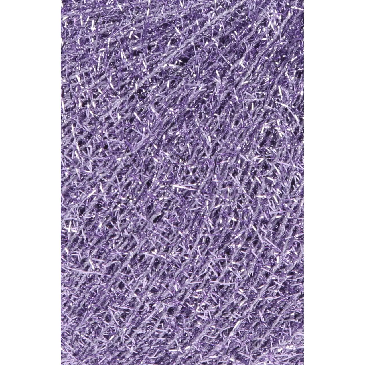 Astra 47 Lavendel von Lang Yarns. Wie eine Sternschnuppe verleiht dieses Garn Ihren Projekten einen dezenten Hauch von Silber oder Gold. Es zeichnet sich als Beilaufgarn aus welches jedes Basic Projekt veredelt.