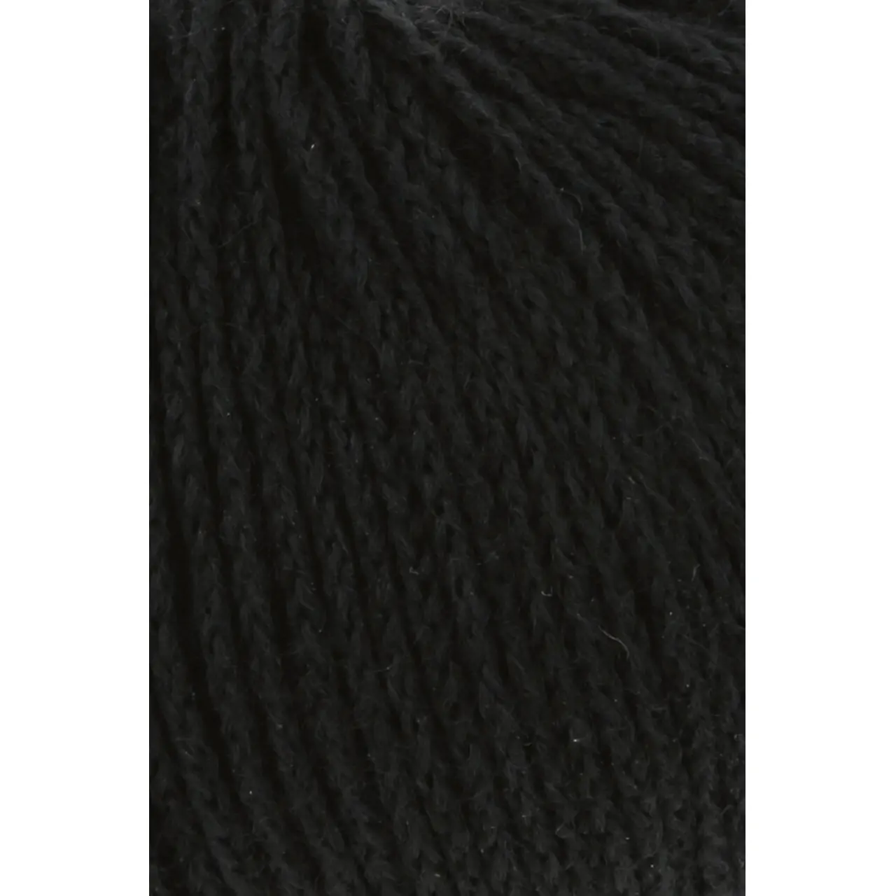 Nomad 4 Schwarz von Lang Yarns. Inspiriert durch die nomadischen Traditionen der Yak-Haltung sowie die mobile Natur und reiche Geschichte des Strickens und Häkelns verkörpert NOMAD den Geist von Bewegung und Kreativität. Genau wie Nomaden ihr Leben mit sich tragen können Sie als Strickerin und Häklerin NOMAD überallhin mitnehmen und zeitlose Stücke schaffen die von Tradition und Abenteuer erzählen.
