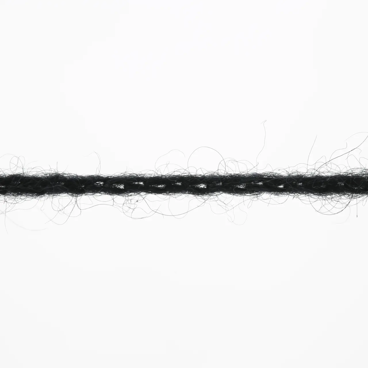 Nomad 4 Schwarz von Lang Yarns. Inspiriert durch die nomadischen Traditionen der Yak-Haltung sowie die mobile Natur und reiche Geschichte des Strickens und Häkelns verkörpert NOMAD den Geist von Bewegung und Kreativität. Genau wie Nomaden ihr Leben mit sich tragen können Sie als Strickerin und Häklerin NOMAD überallhin mitnehmen und zeitlose Stücke schaffen die von Tradition und Abenteuer erzählen.