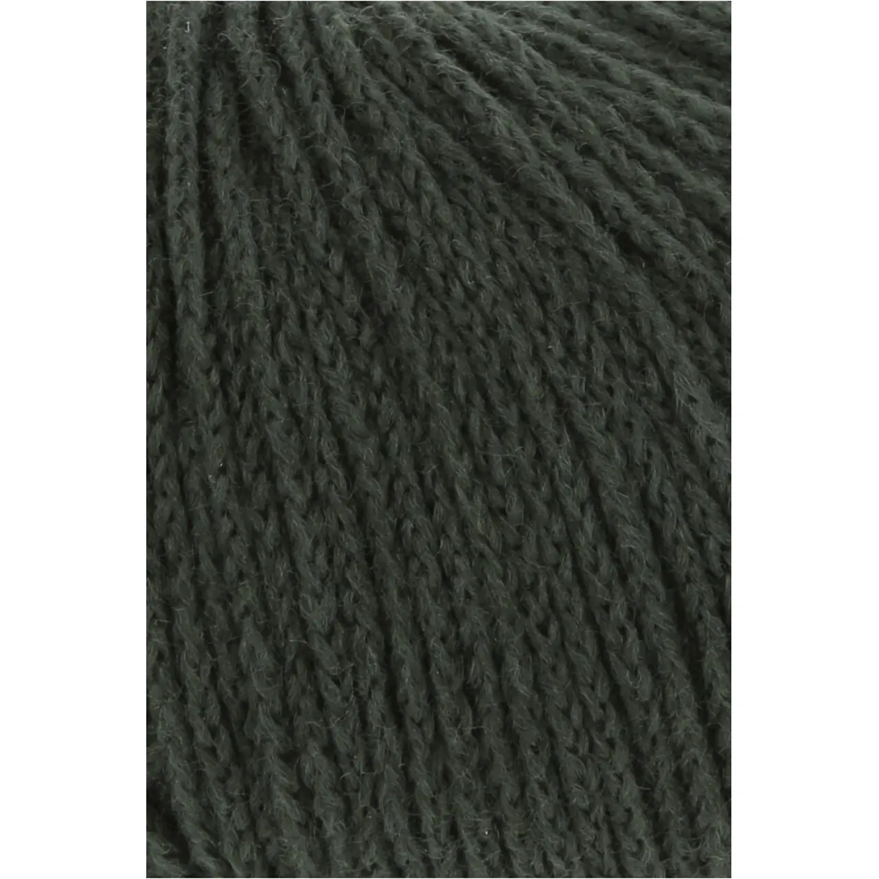 Nomad 18 Dunkelgrün von Lang Yarns. Inspiriert durch die nomadischen Traditionen der Yak-Haltung sowie die mobile Natur und reiche Geschichte des Strickens und Häkelns verkörpert NOMAD den Geist von Bewegung und Kreativität. Genau wie Nomaden ihr Leben mit sich tragen können Sie als Strickerin und Häklerin NOMAD überallhin mitnehmen und zeitlose Stücke schaffen die von Tradition und Abenteuer erzählen.