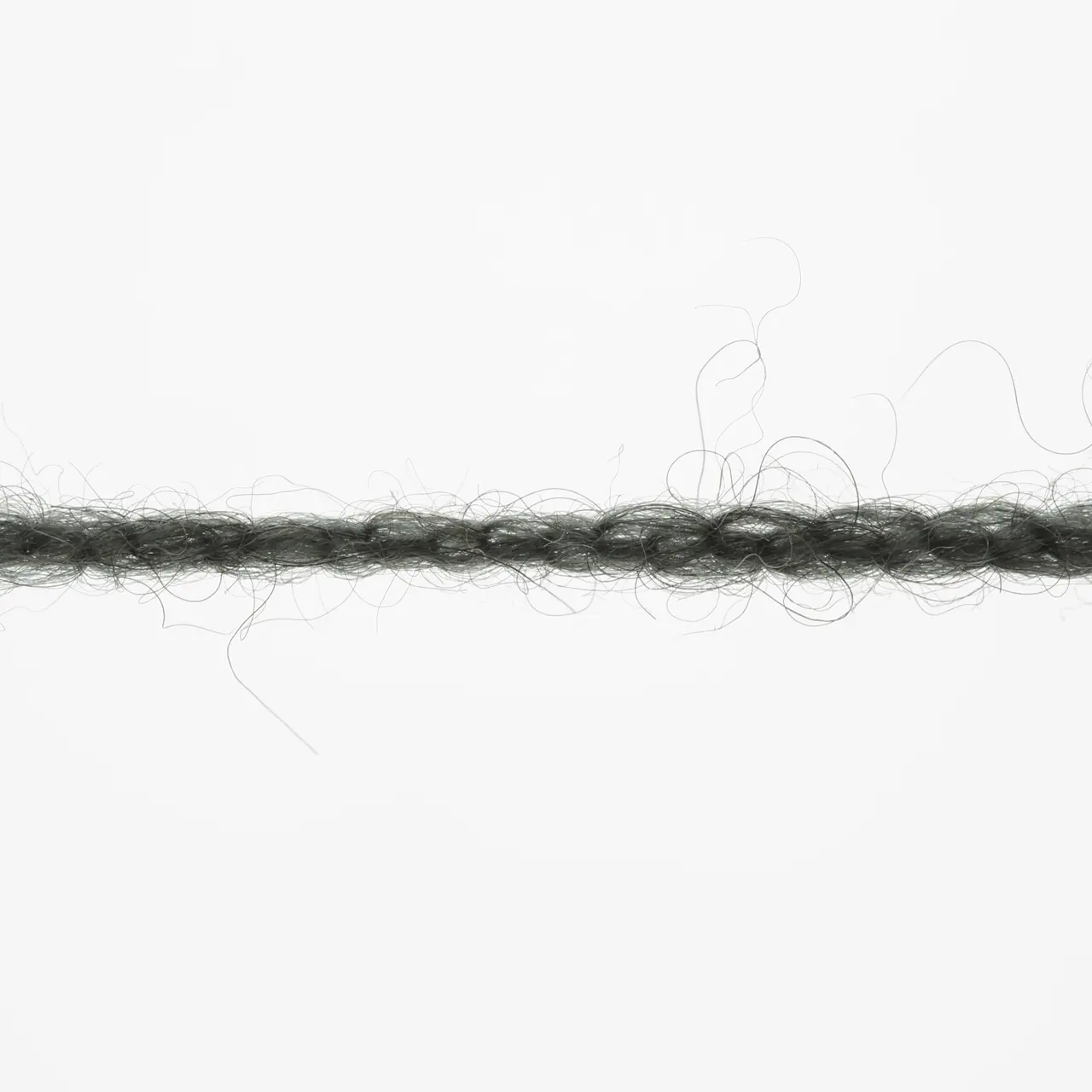 Nomad 18 Dunkelgrün von Lang Yarns. Inspiriert durch die nomadischen Traditionen der Yak-Haltung sowie die mobile Natur und reiche Geschichte des Strickens und Häkelns verkörpert NOMAD den Geist von Bewegung und Kreativität. Genau wie Nomaden ihr Leben mit sich tragen können Sie als Strickerin und Häklerin NOMAD überallhin mitnehmen und zeitlose Stücke schaffen die von Tradition und Abenteuer erzählen.