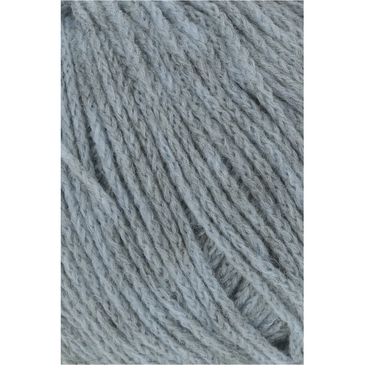 Nomad 21 Hellblau von Lang Yarns. Inspiriert durch die nomadischen Traditionen der Yak-Haltung sowie die mobile Natur und reiche Geschichte des Strickens und Häkelns verkörpert NOMAD den Geist von Bewegung und Kreativität. Genau wie Nomaden ihr Leben mit sich tragen können Sie als Strickerin und Häklerin NOMAD überallhin mitnehmen und zeitlose Stücke schaffen die von Tradition und Abenteuer erzählen.